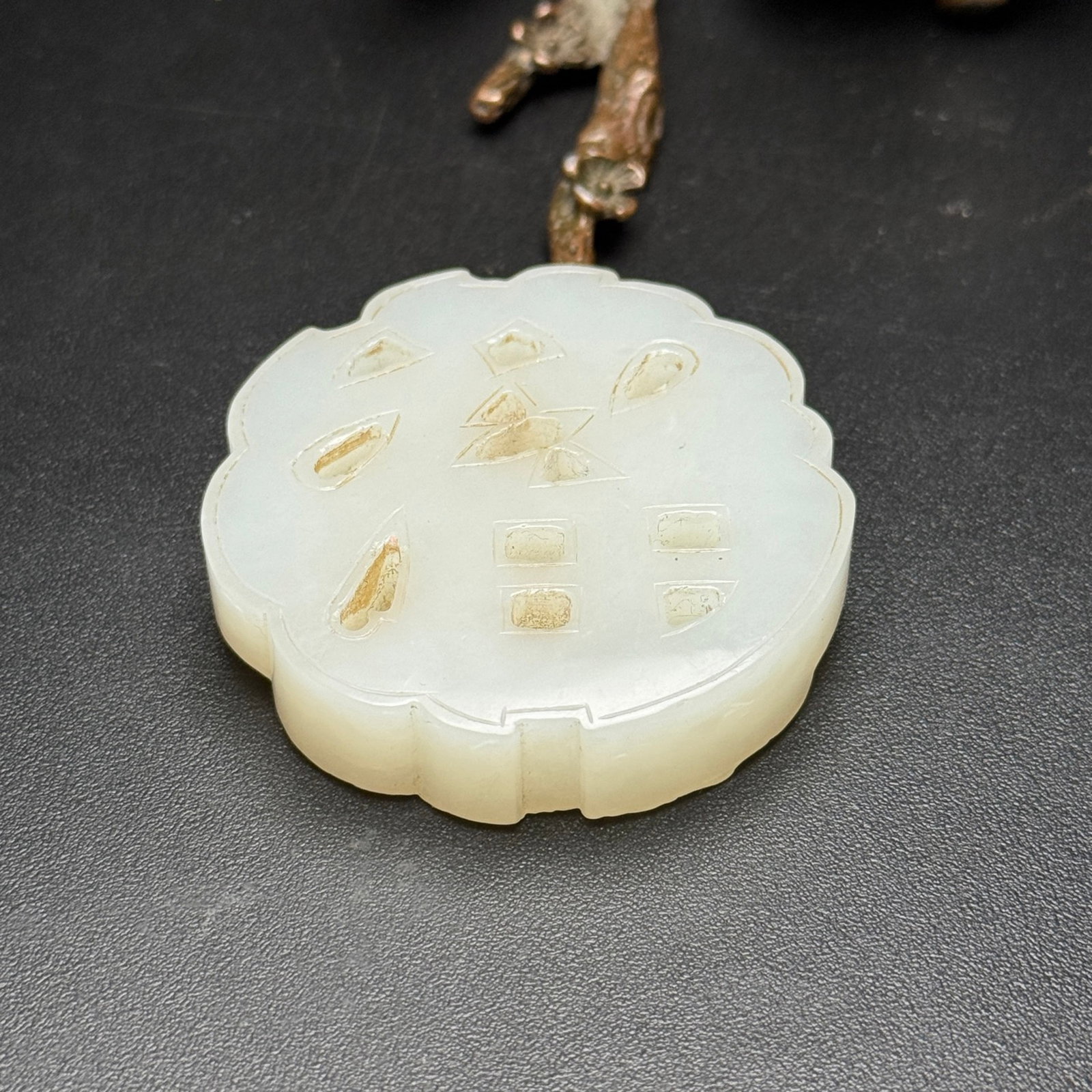 An Exquisite White Jade Figure Pattern Pendant - 6