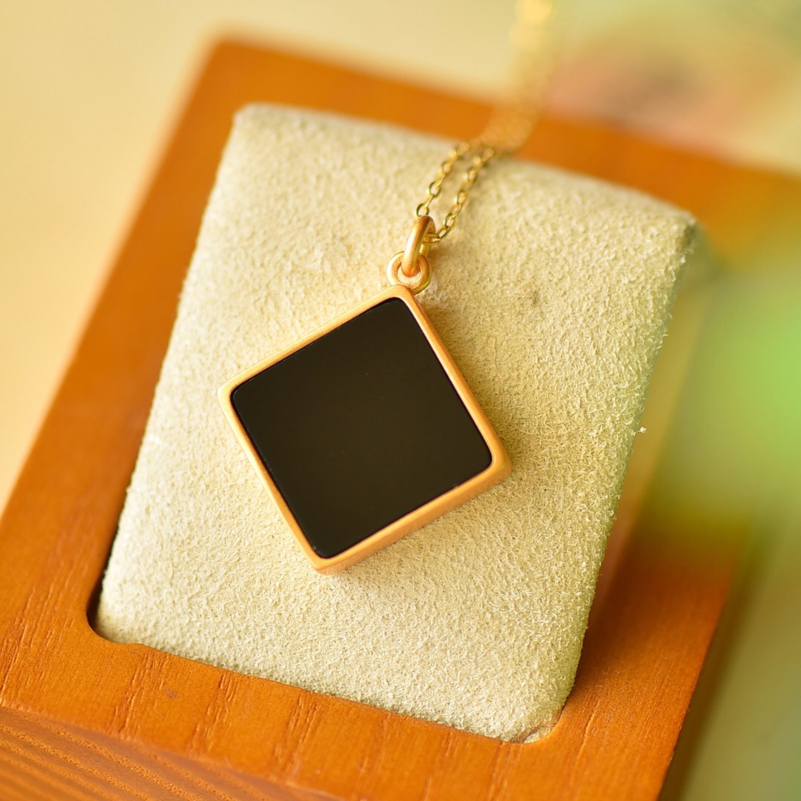 An Exquisite Sterling Silver-Gold Plated Inlaid Black Jade Necklace: An Exquisite Sterling Silver-Gold Plated Inlaid Black Jade Necklace,Size:0.9inx1.1in 纯银镀金镶墨玉项链