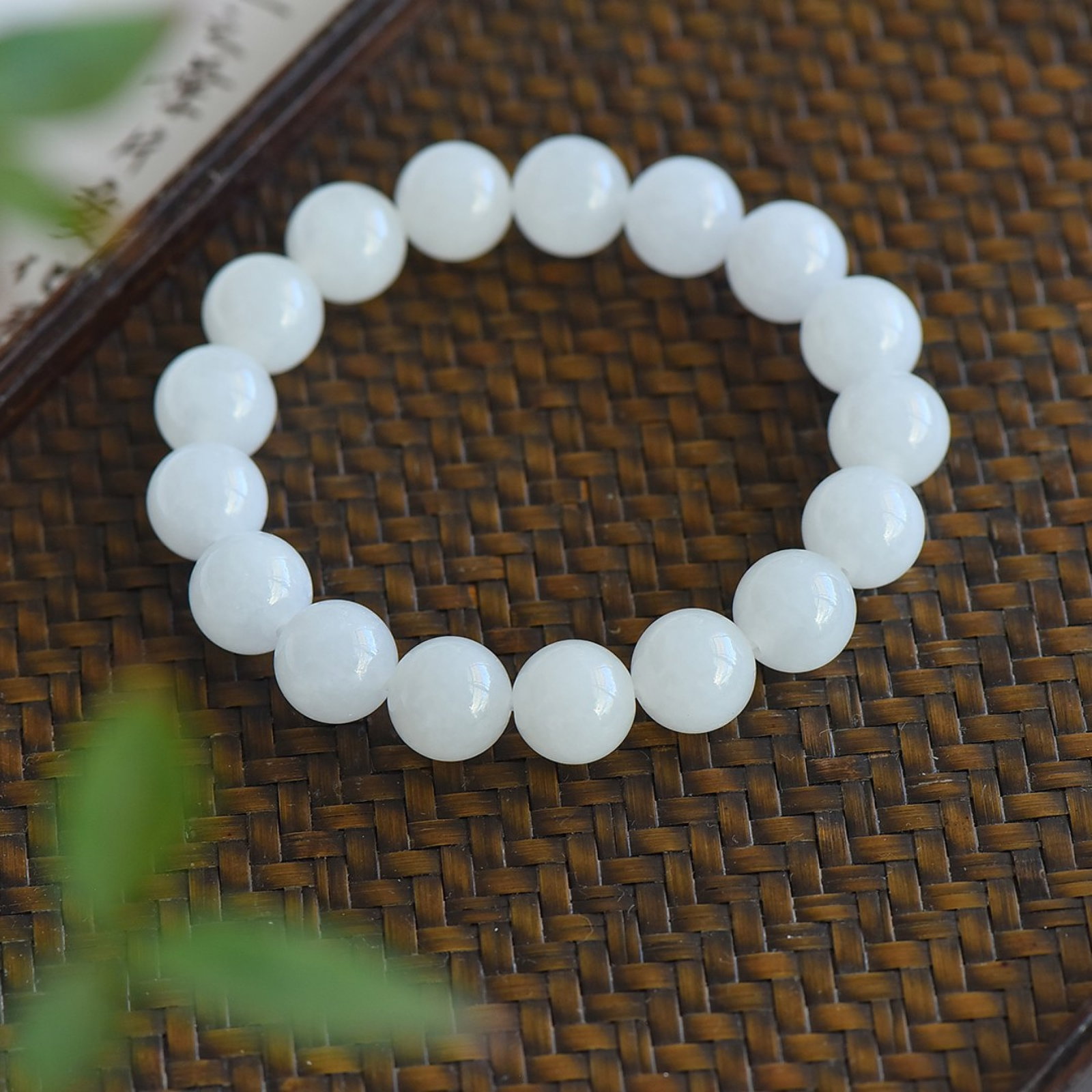An Exquisite White Jade Bracelets: An Exquisite White Jade Bracelets,Size:0.5inx0.5in 白玉手链