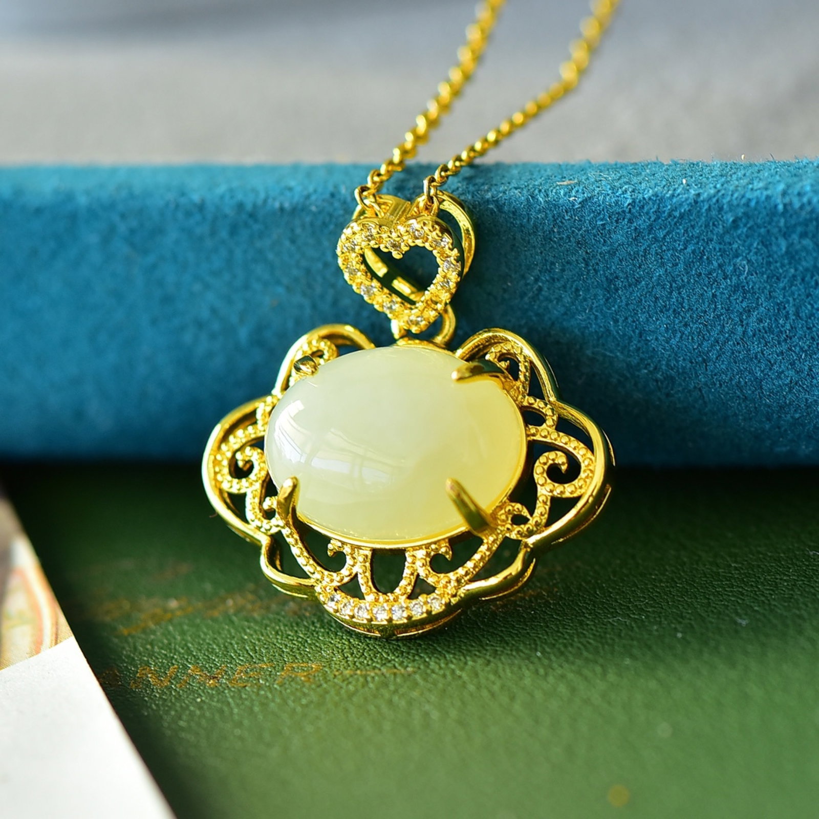 An Exquisite Bronze-Gold Plated Inlaid White Jade Necklace,Inlaid Diamond: An Exquisite Bronze-Gold Plated Inlaid White Jade Necklace,Inlaid Diamond,Size:0.5inx0.6in 铜镀金镶白玉项链,嵌钻石