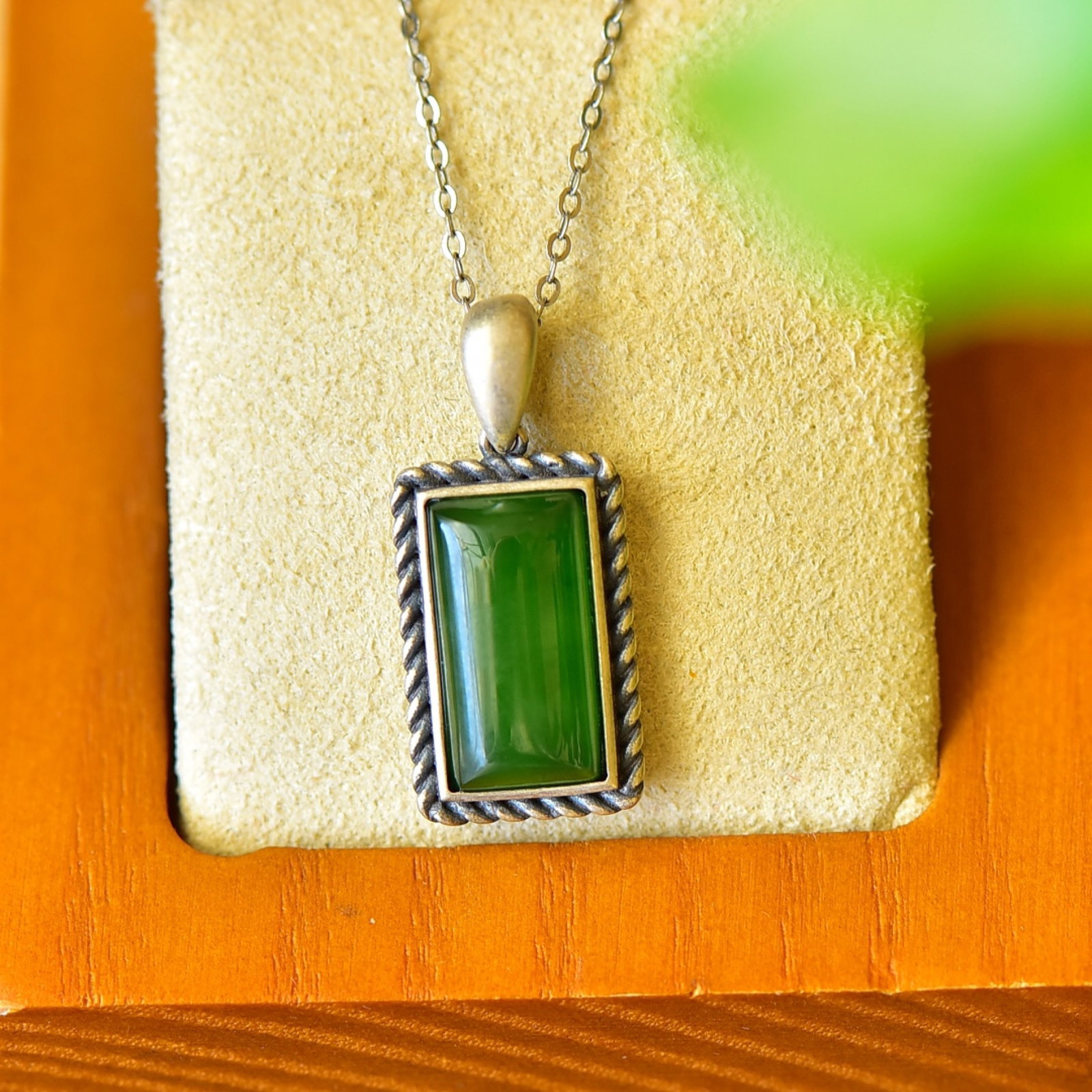 An Exquisite Sterling Silver Inlaid Jasper Necklace: An Exquisite Sterling Silver Inlaid Jasper Necklace,Size:0.4inx1in 纯银镶碧玉项链