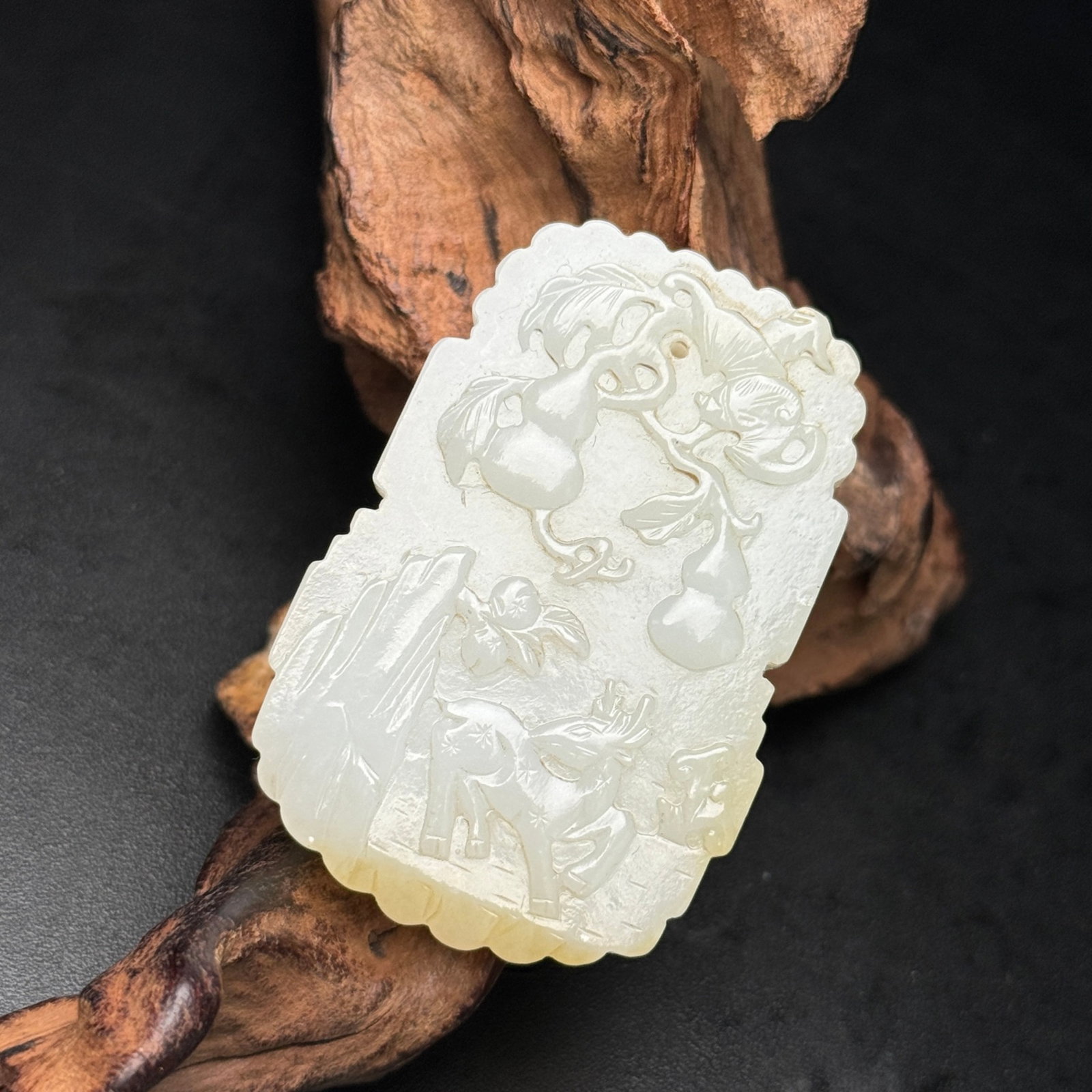 An Exquisite White Jade Deer Pattern Pendant - 2
