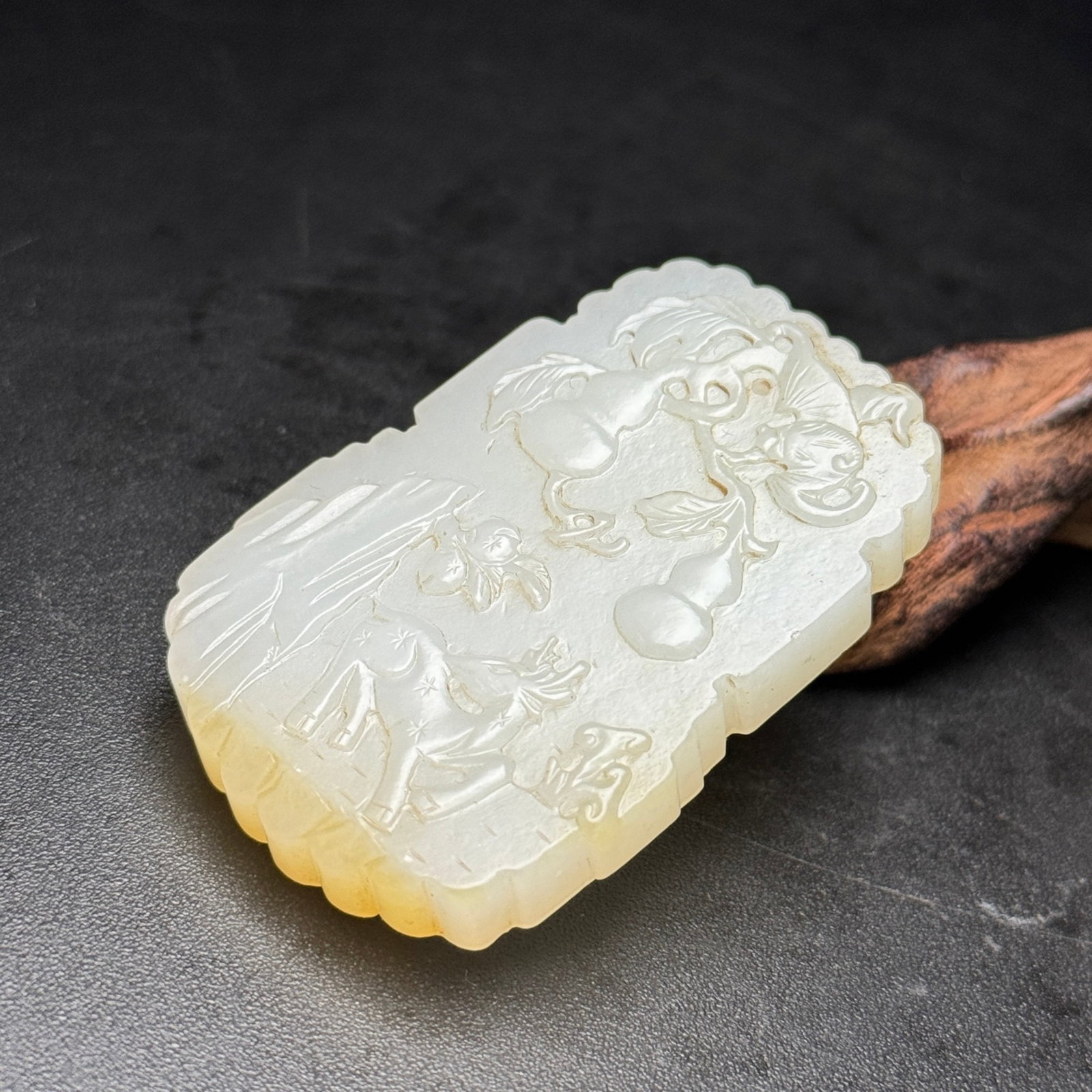 An Exquisite White Jade Deer Pattern Pendant - 4