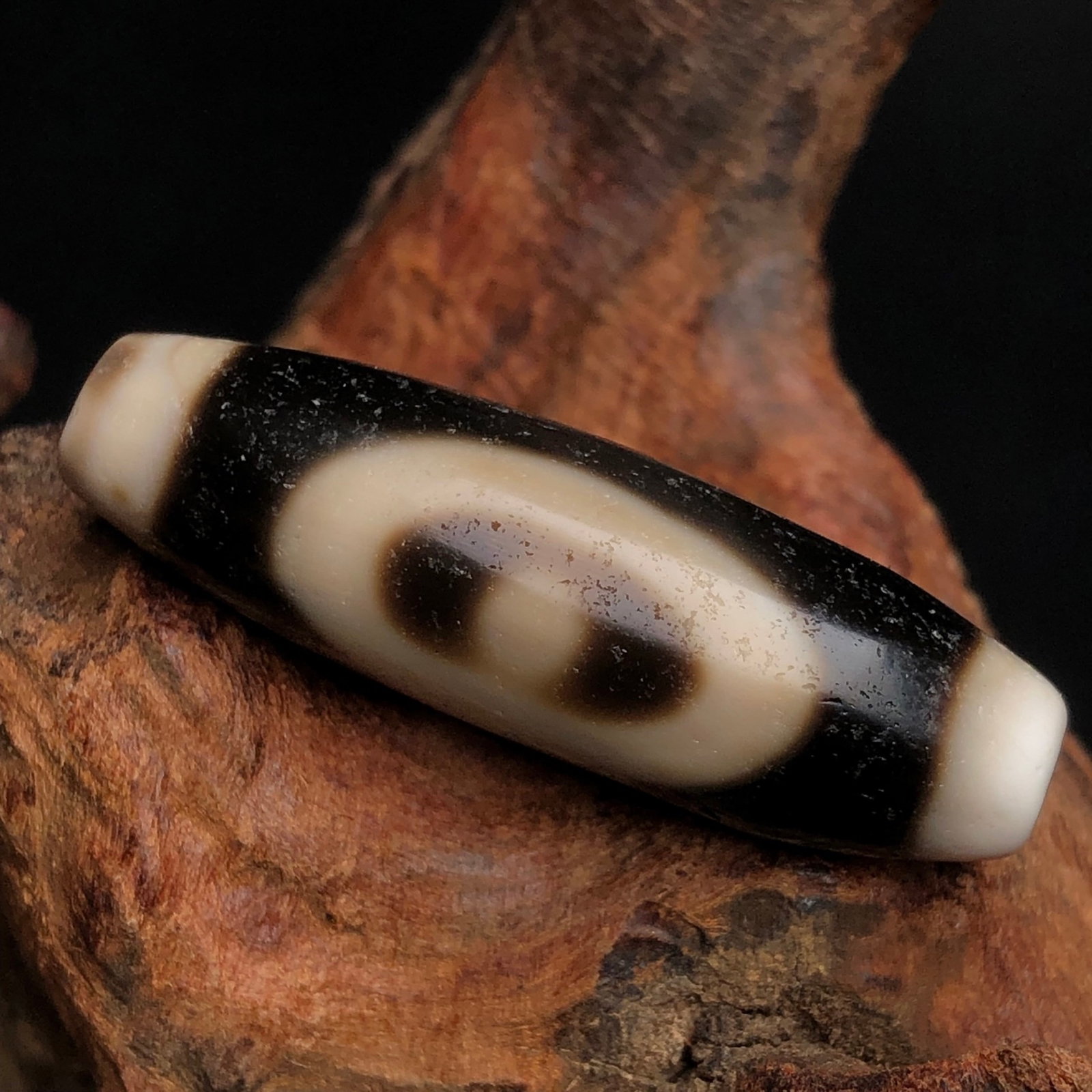 An Exquisite Dzi Bead Pendant: An Exquisite Dzi Bead Pendant,Size:1.4inx0.4in,Weight:7.2g 天珠挂件