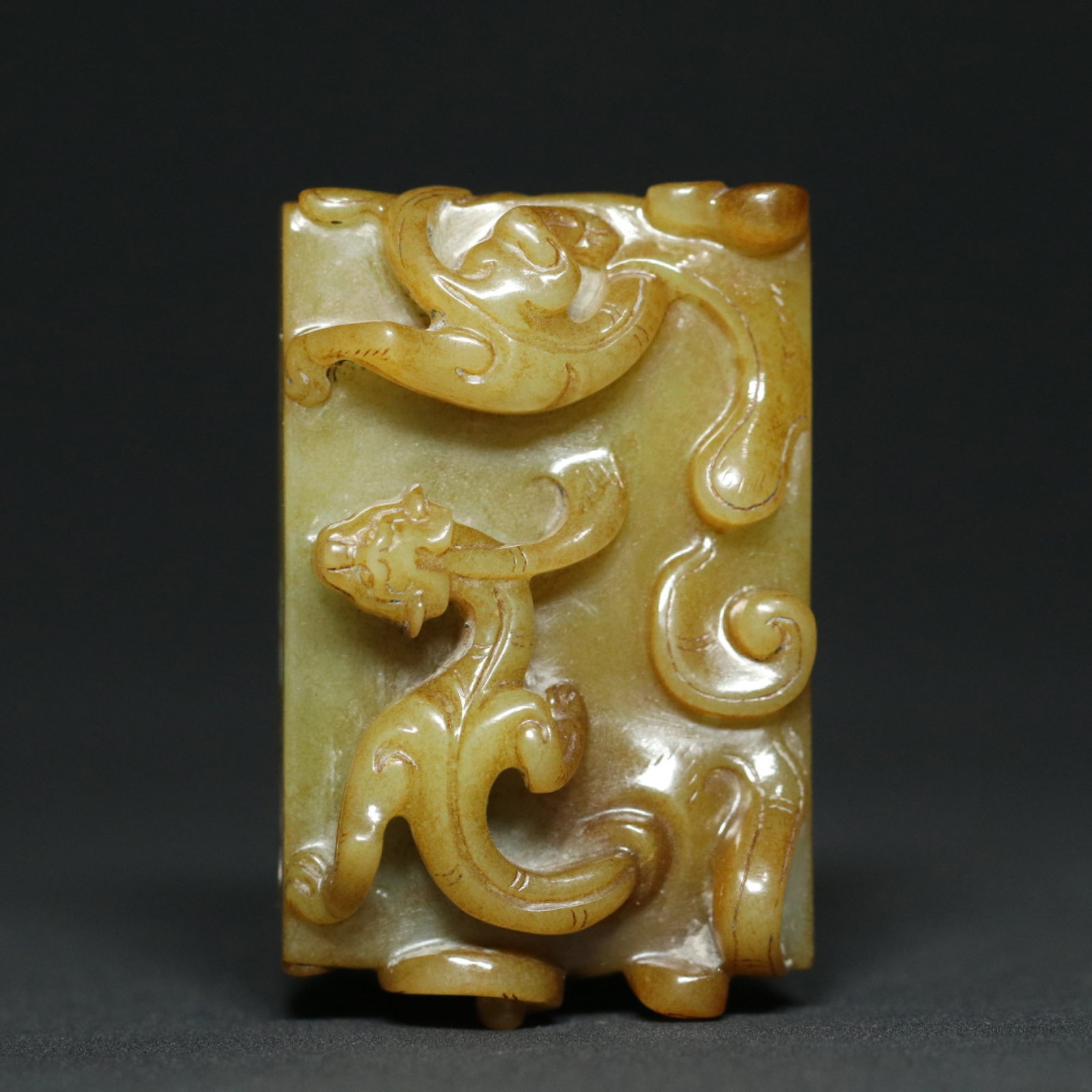 An Exquisite Archaic Jade Chi-Dragon Pattern Buckle: An Exquisite Archaic Jade Chi-Dragon Pattern Buckle,Han Dynasty,China,Size:2.4inx1.5inx1in,Weight:79.7g 高古玉螭龙纹腰带扣,中国汉