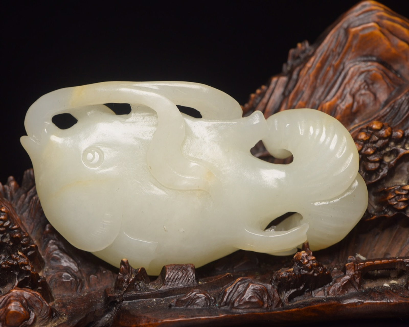 An Exquisite White Jade Fish Ornament: An Exquisite White Jade Fish Ornament,Qing Dynasty,China,Size:3.5inx2inx0.7in,Weight:96g 白玉鱼摆件,中国清代