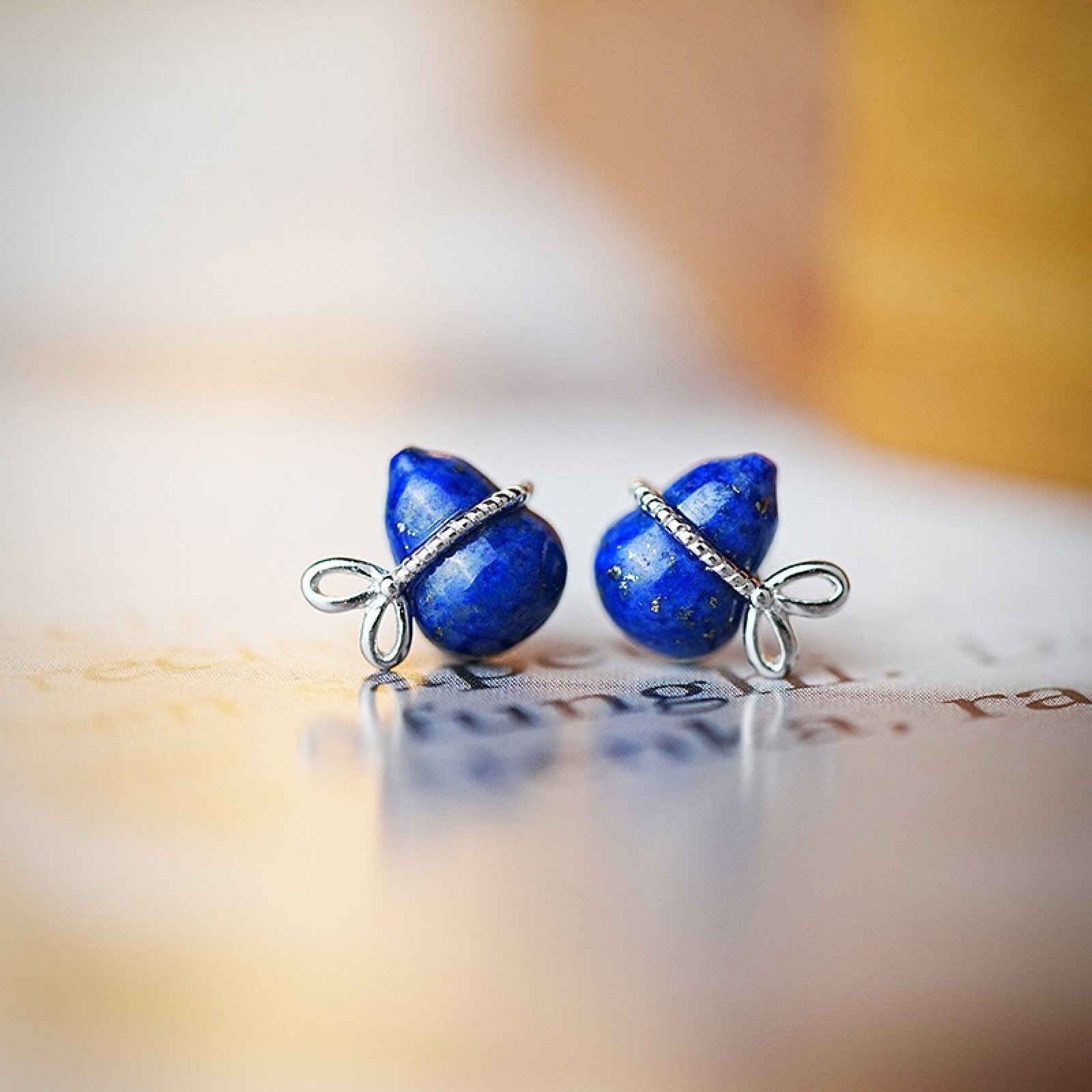 A Pair of Exquisite Sterling Silver Inlaid Lapis Lazuli Gourd Earrings: A Pair of Exquisite Sterling Silver Inlaid Lapis Lazuli Gourd Earrings,Size:0.3inx0.3inx0.1in,Weight:0.91g