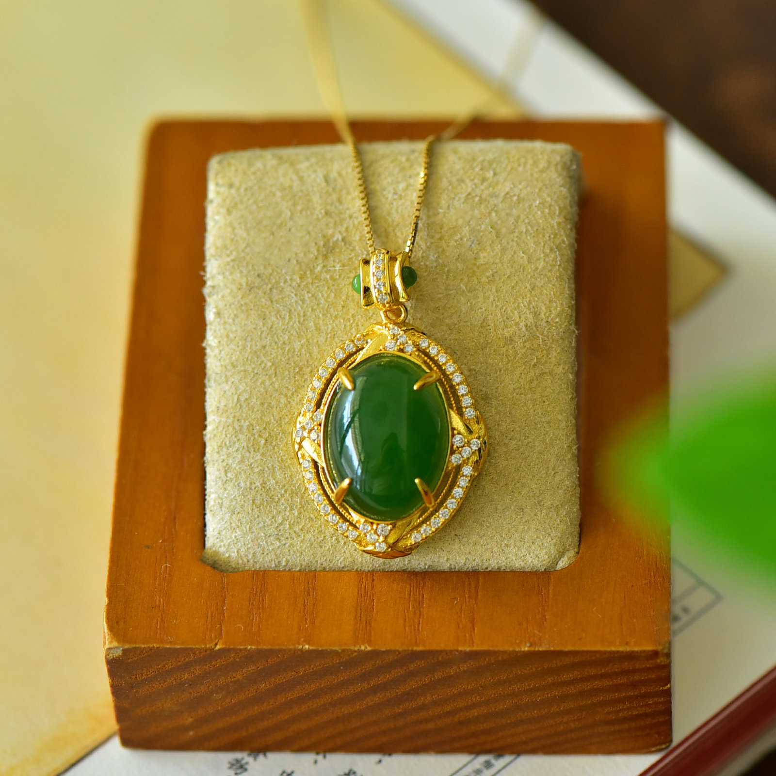 An Exquisite Sterling Silver-Gold Plated Inlaid Jasper Necklace,Inlaid Diamond: An Exquisite Sterling Silver-Gold Plated Inlaid Jasper Necklace,Inlaid Diamond,Size:0.7inx1.2in 纯银镀金镶碧玉项链,嵌钻石