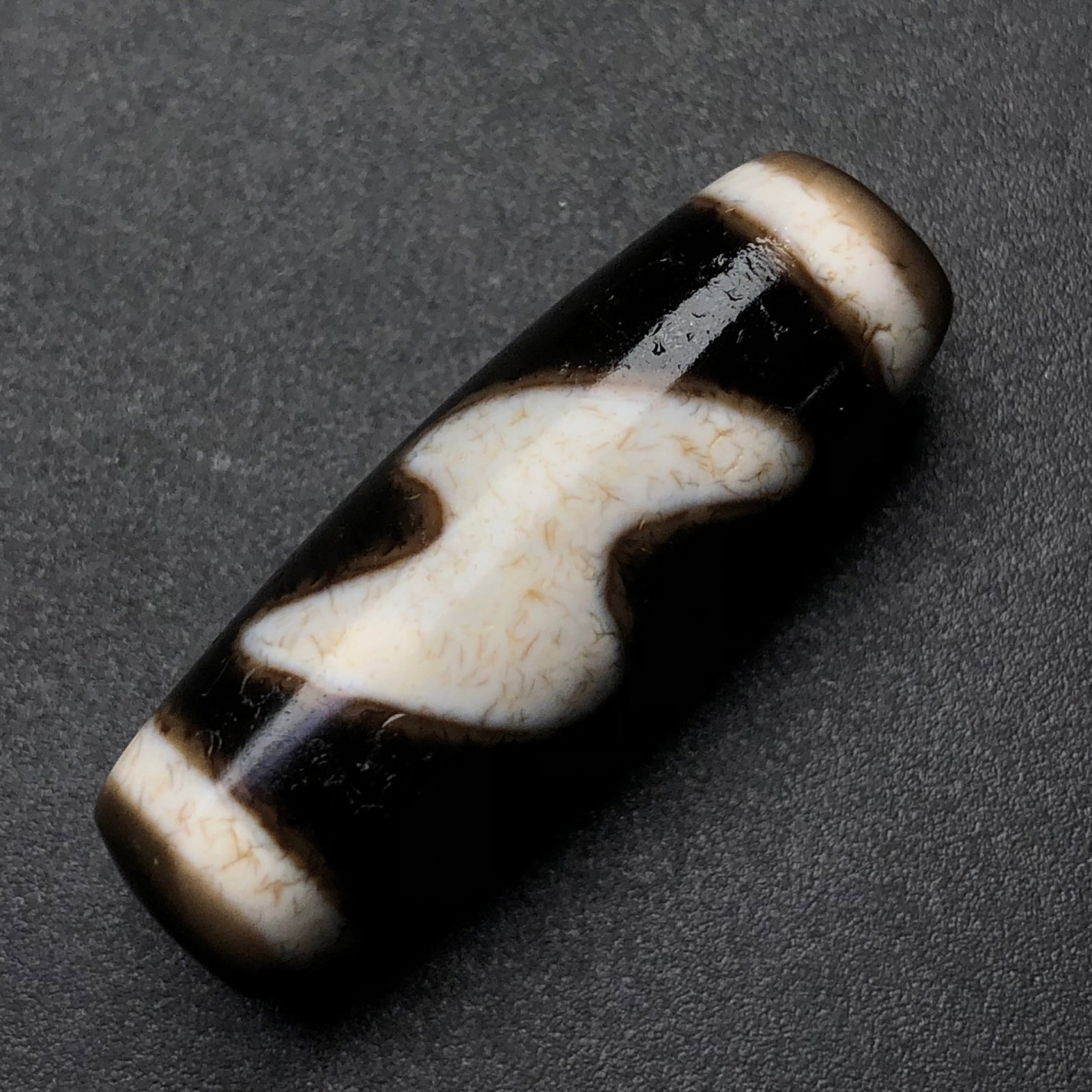 An Exquisite Dzi Bead Pendant: An Exquisite Dzi Bead Pendant,Size:1.3inx0.5in,Weight:8.3g 天珠挂件