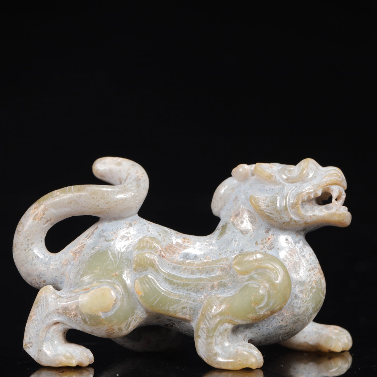 An Exquisite White Jade Auspicious Beast Ornament: An Exquisite White Jade Auspicious Beast Ornament,Qing Dynasty,China,Size:3.5inx1.6inx2.4in,Weight:166g 白玉瑞兽摆件,中国清代