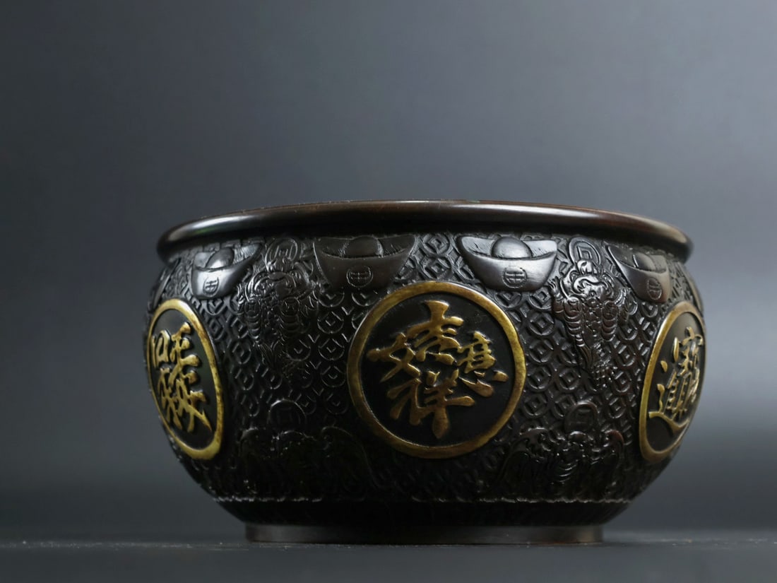 An Exquisite Gilt Bronze Bats Pattern Basin: An Exquisite Gilt Bronze Bats Pattern Basin,Qing Dynasty, China,Size:3.5inx6.5in,Weight:2940g 铜鎏金蝙蝠纹盆,中国清代