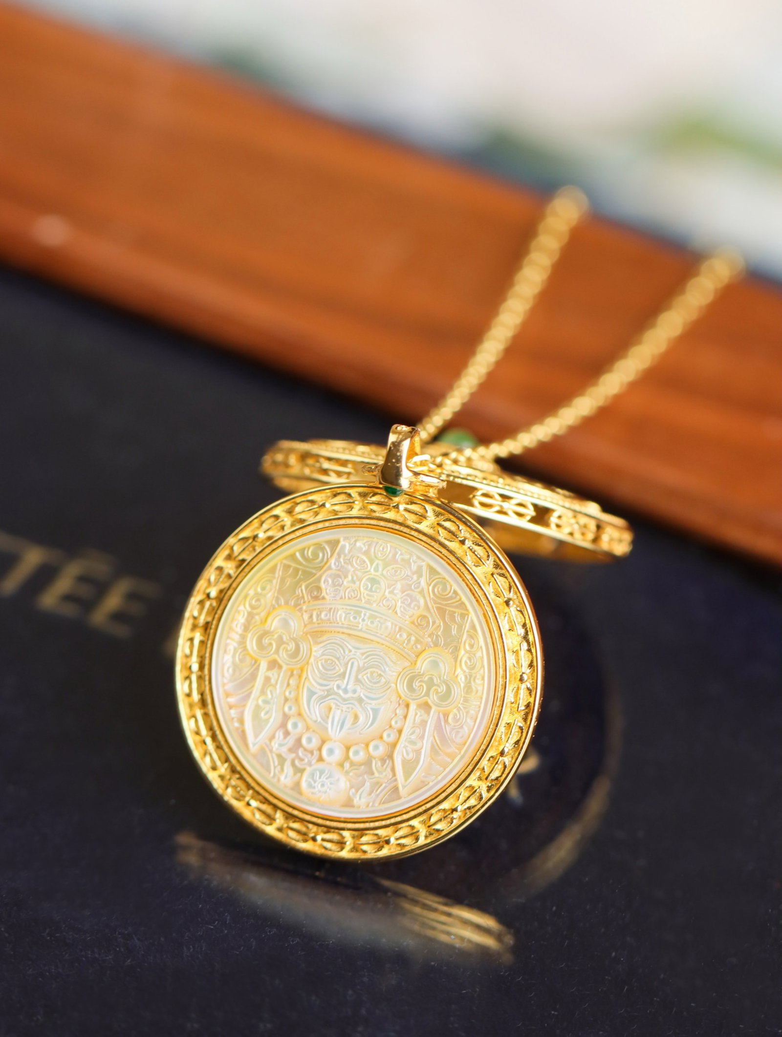An Exquisite Sterling Silver-Gold Plated Inlaid Shell Pendant, Inlaid Jasper (1 of 4)