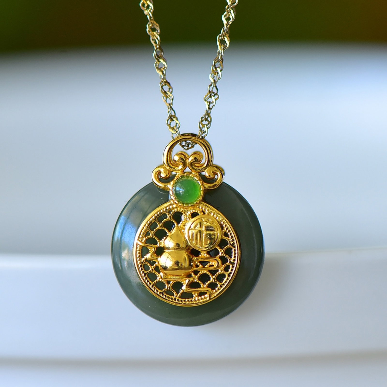 An Exquisite Sterling Silver-Gold Plated Inlaid Jasper Pendant: An Exquisite Sterling Silver-Gold Plated Inlaid Jasper Pendant,Size:0.7inx0.7in 纯银镀金镶碧玉吊坠
