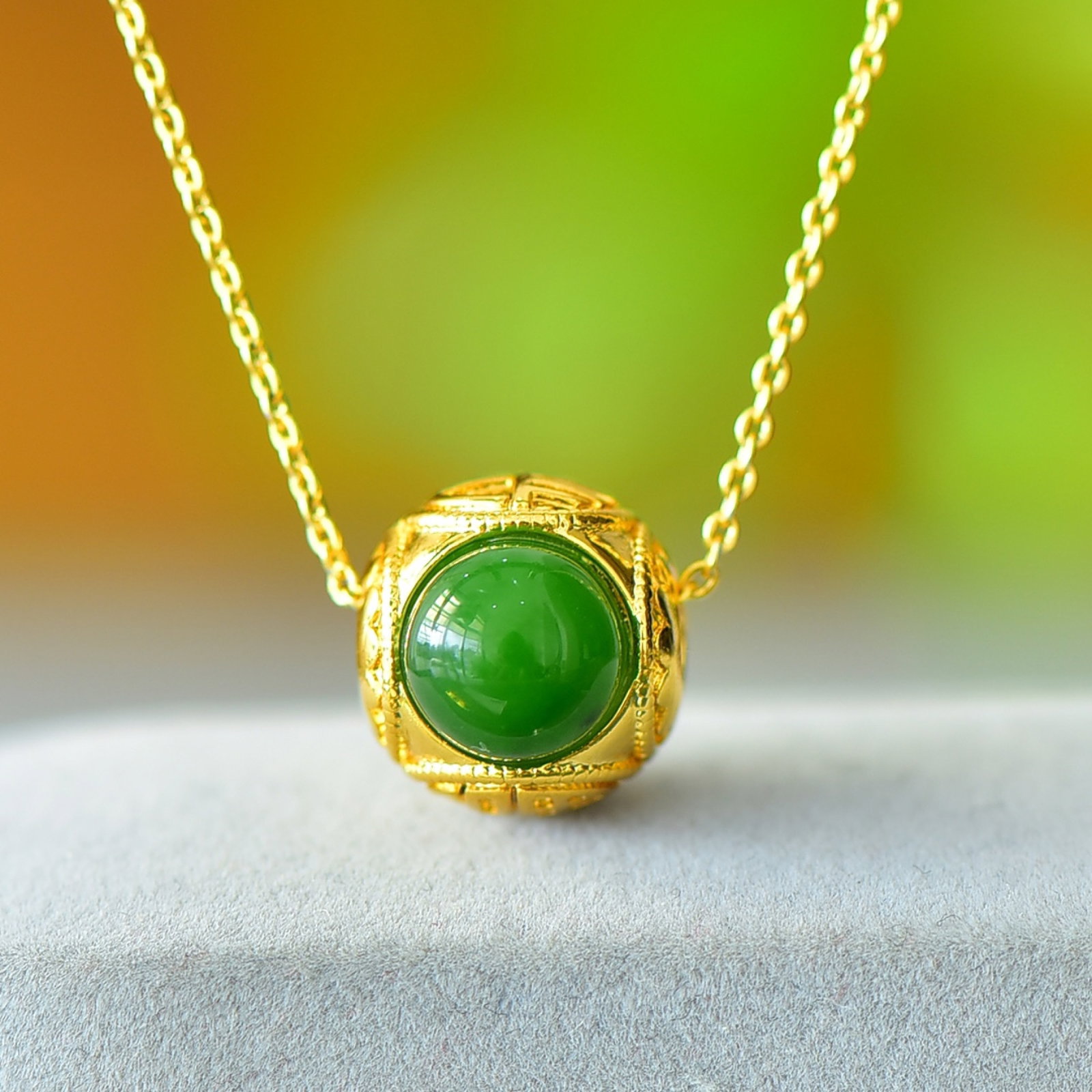 An Exquisite Bronze-Gold Plated Inlaid Jasper Necklace: An Exquisite Bronze-Gold Plated Inlaid Jasper Necklace,Size:0.3inx0.3in 铜镀金镶碧玉项链