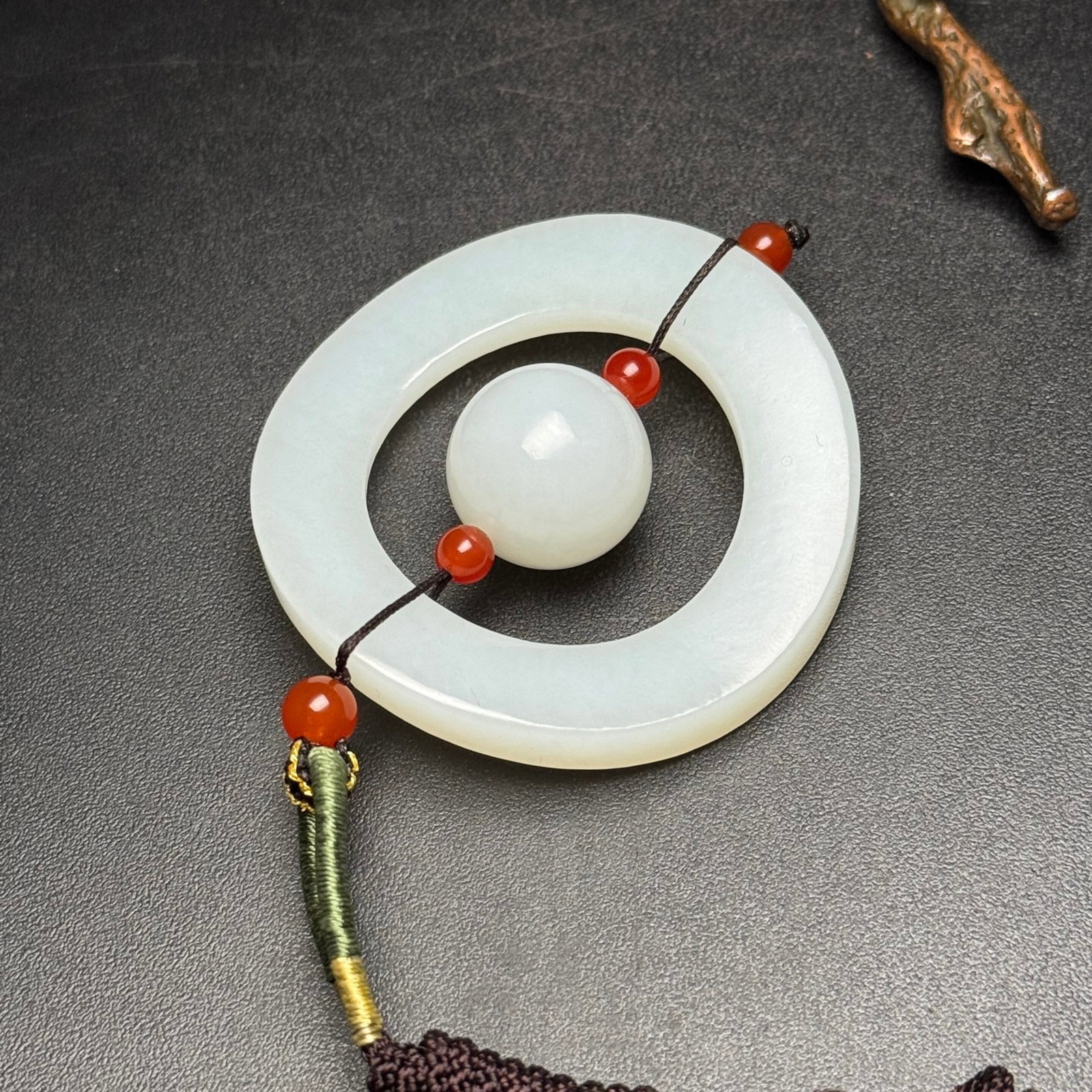 An Exquisite White Jade Ring - 7
