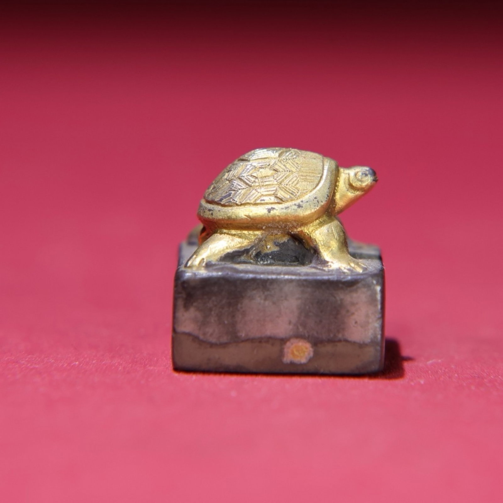 An Exquisite Gilt Silver Turtle Seal: An Exquisite Gilt Silver Turtle Seal,Qing Dynasty,China,with Mark,Size:0.8inx0.8inx0.8in,Weight:52g 银鎏金龟印章,中国清代,带款