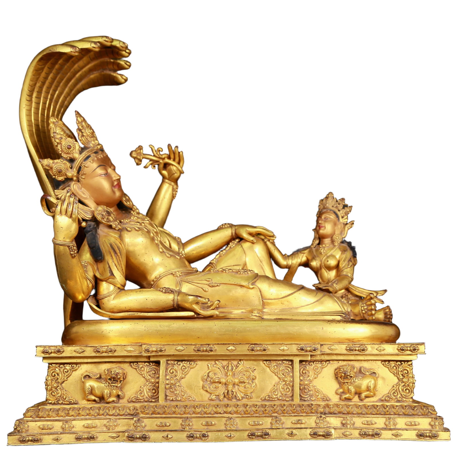 A huge gilt bronze statue of Bodhisattva: huge gilt-bronze Bodhisattva statue, Ming Dynasty, China, Yongle six character mark. The Bodhisattva's posture is graceful and peaceful. His face is solemn and kind, and his eyes are deep, as if he ca