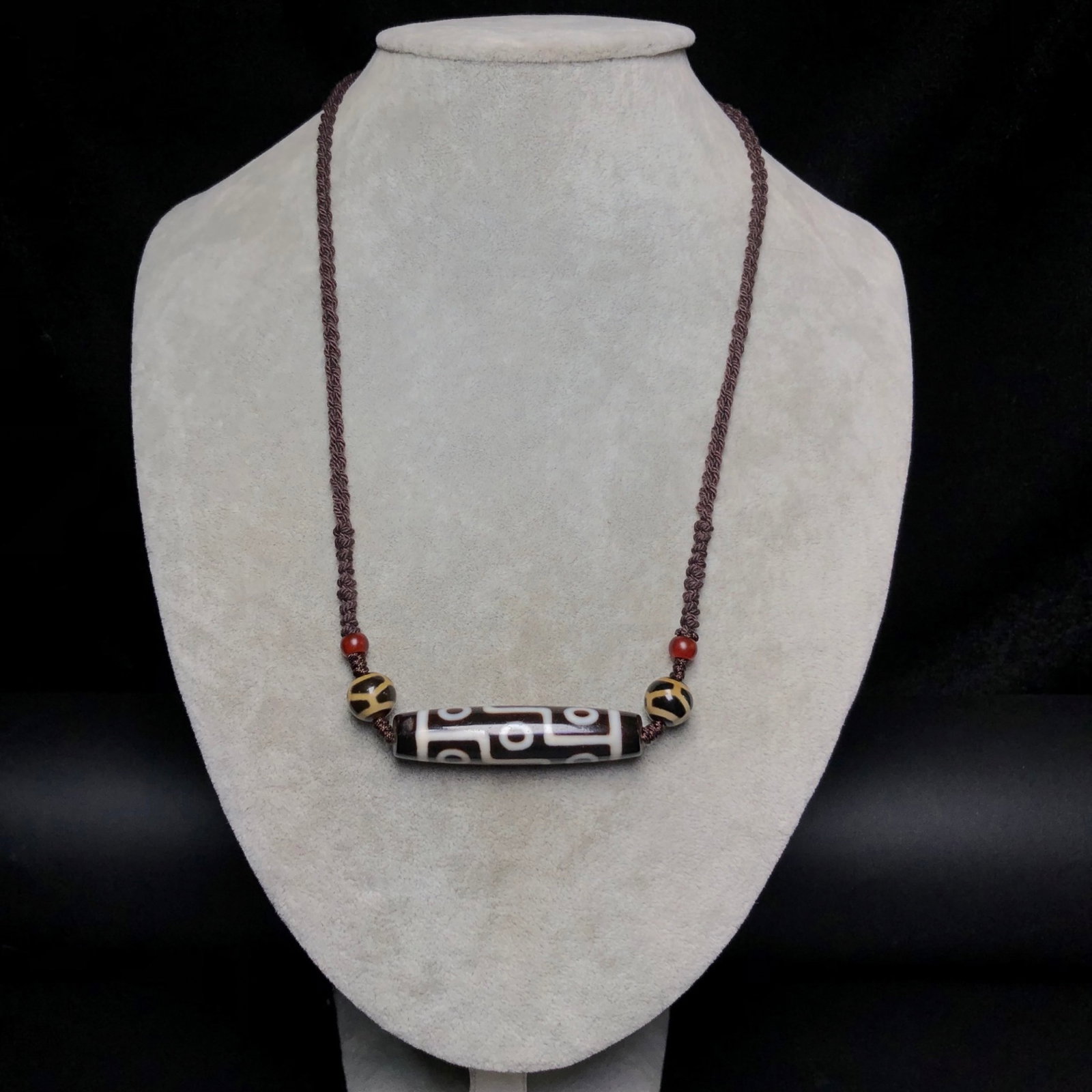 A Precious Dzi Bead Necklace - 9
