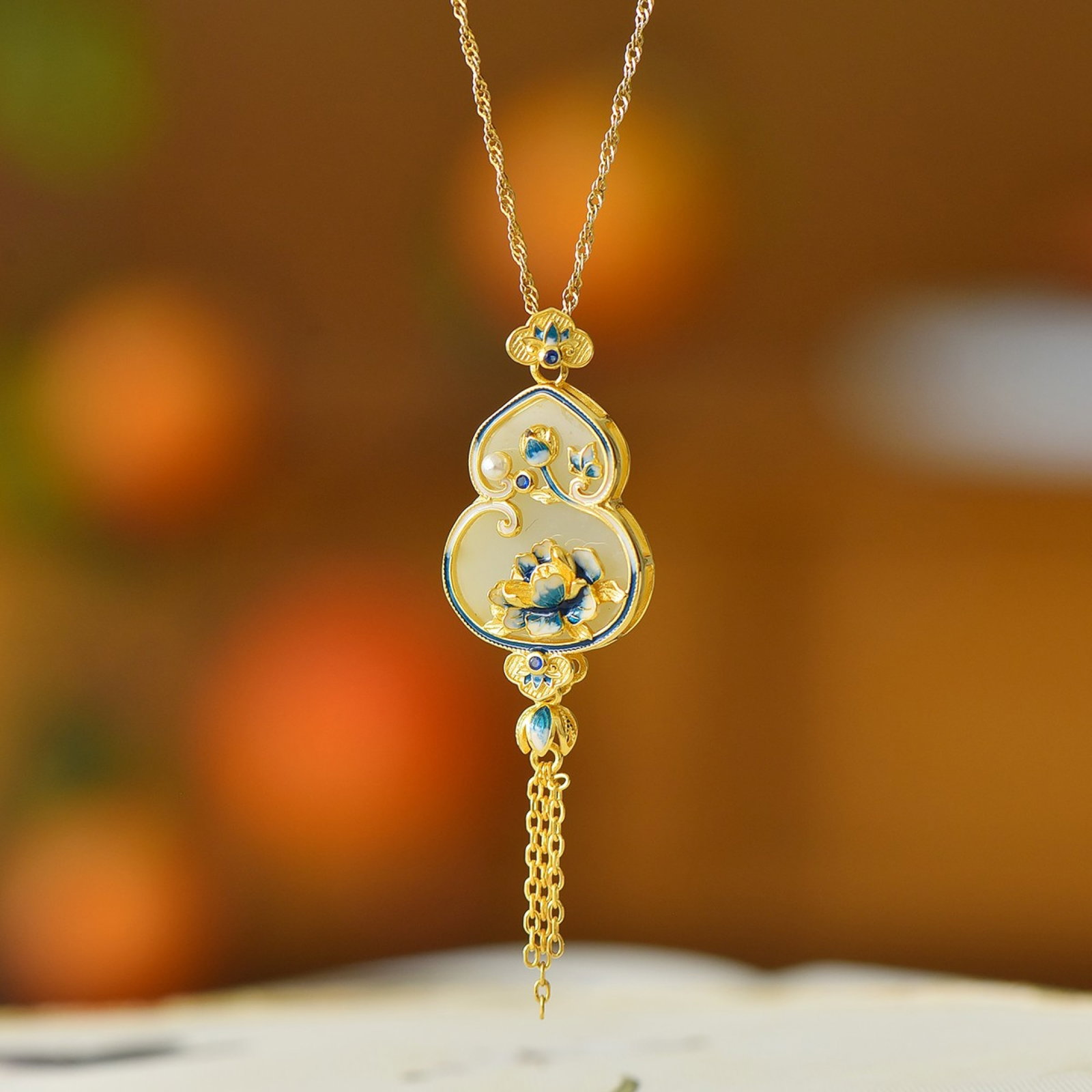 An Exquisite Sterling Silver Inlaid White Jade Gourd-Shaped Necklace: An Exquisite Sterling Silver Inlaid White Jade Gourd-Shaped Necklace,Size:0.6inx0.8in 纯银镶白玉葫芦形项链