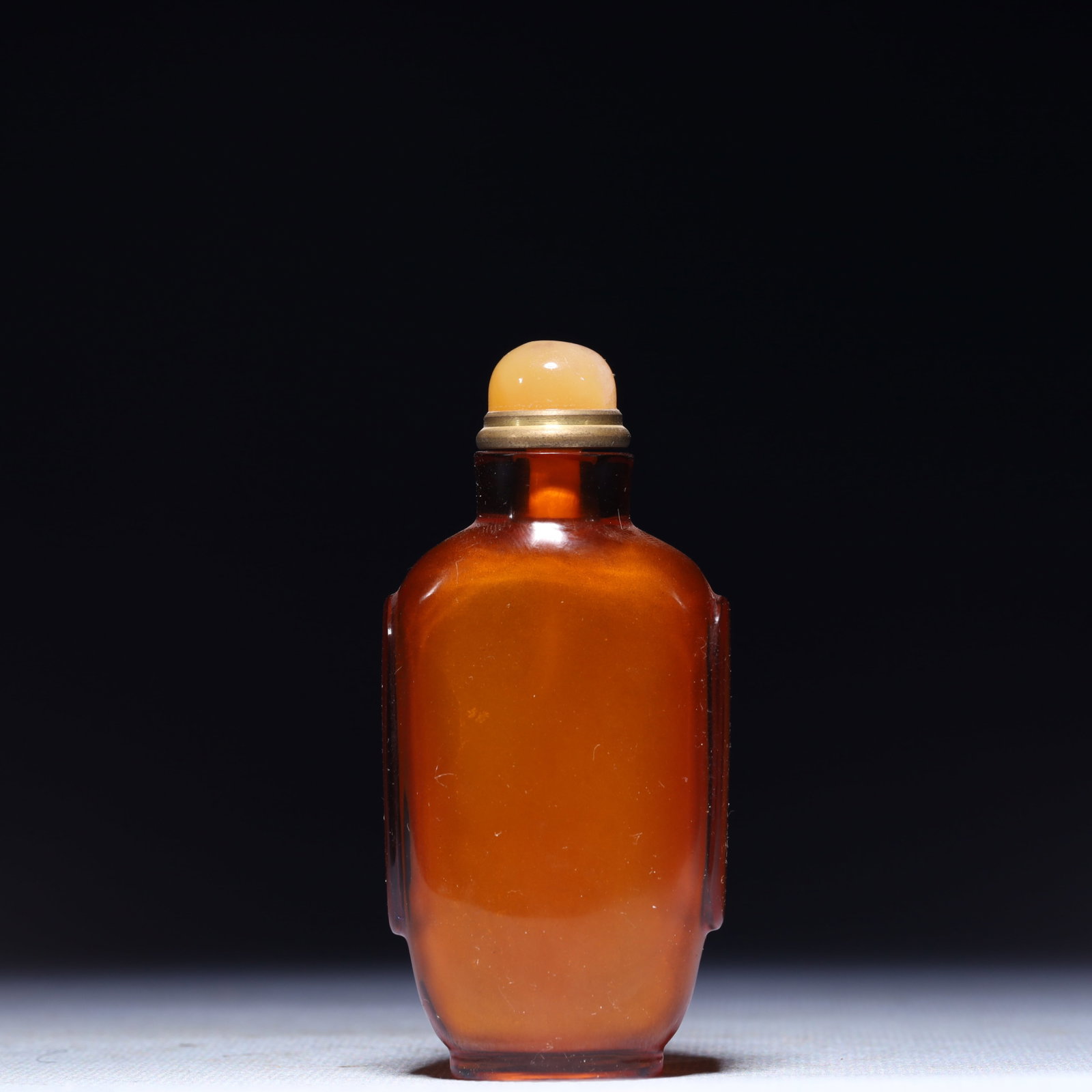 An Exquisite Glass Snuff Bottle: An Exquisite Glass Snuff Bottle,Qing Dynasty,China,Size:1.4inx0.8inx3.1in,Weight:61.4g 琉璃鼻烟壶,中国清代