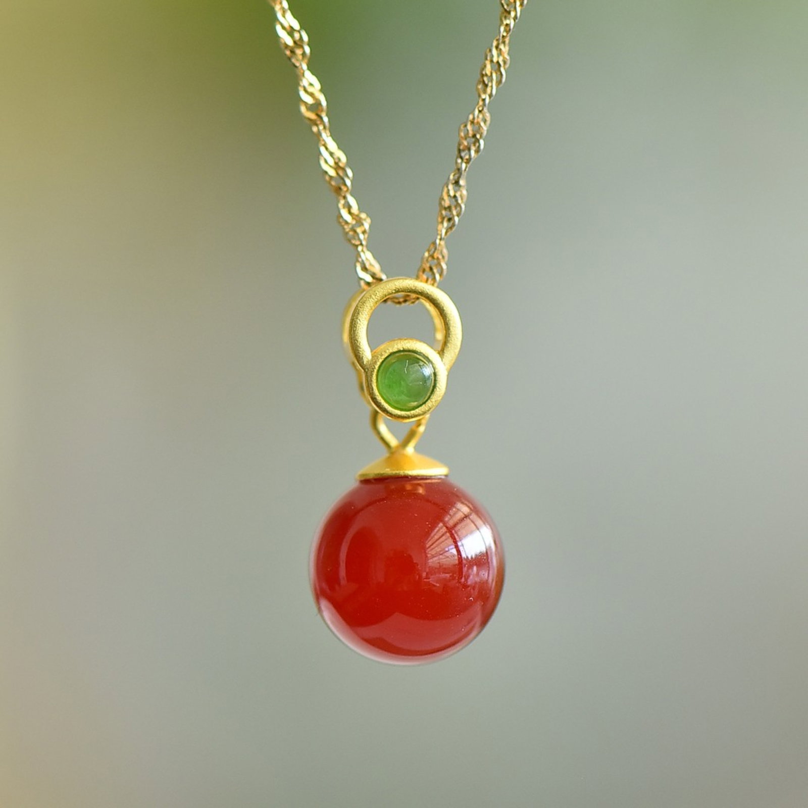 An Exquisite Sterling Silver-Gold Plated Inlaid Agate Pendant: An Exquisite Sterling Silver-Gold Plated Inlaid Agate Pendant, 纯银镀金镶玛瑙吊坠