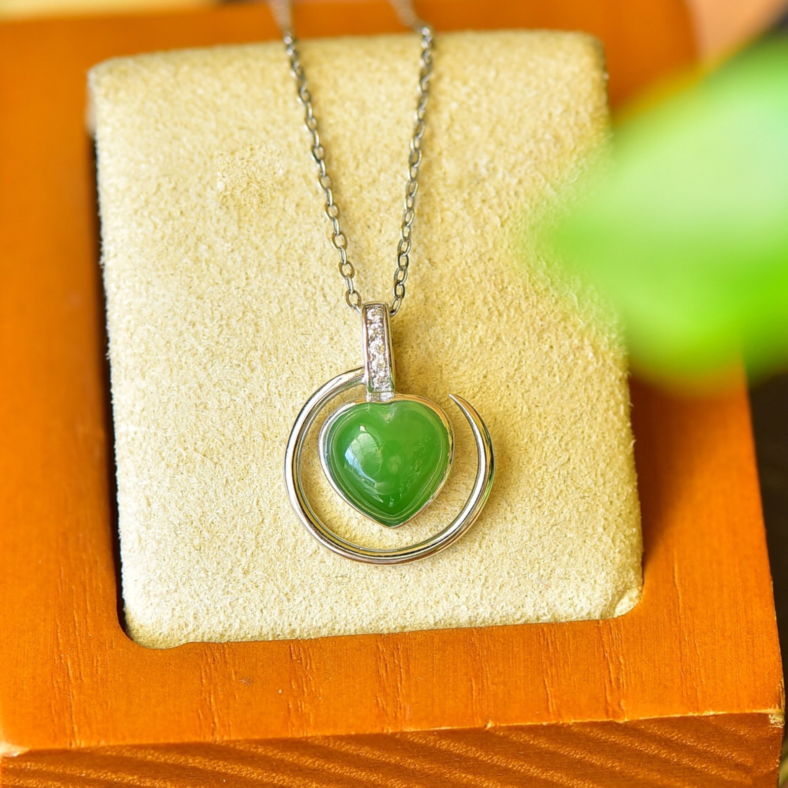 An Exquisite Sterling Silver Inlaid Jasper Necklace,Inlaid Diamond: An Exquisite Sterling Silver Inlaid Jasper Necklace,Inlaid Diamond,Size:0.5inx0.7in 纯银镶碧玉项链,嵌钻石