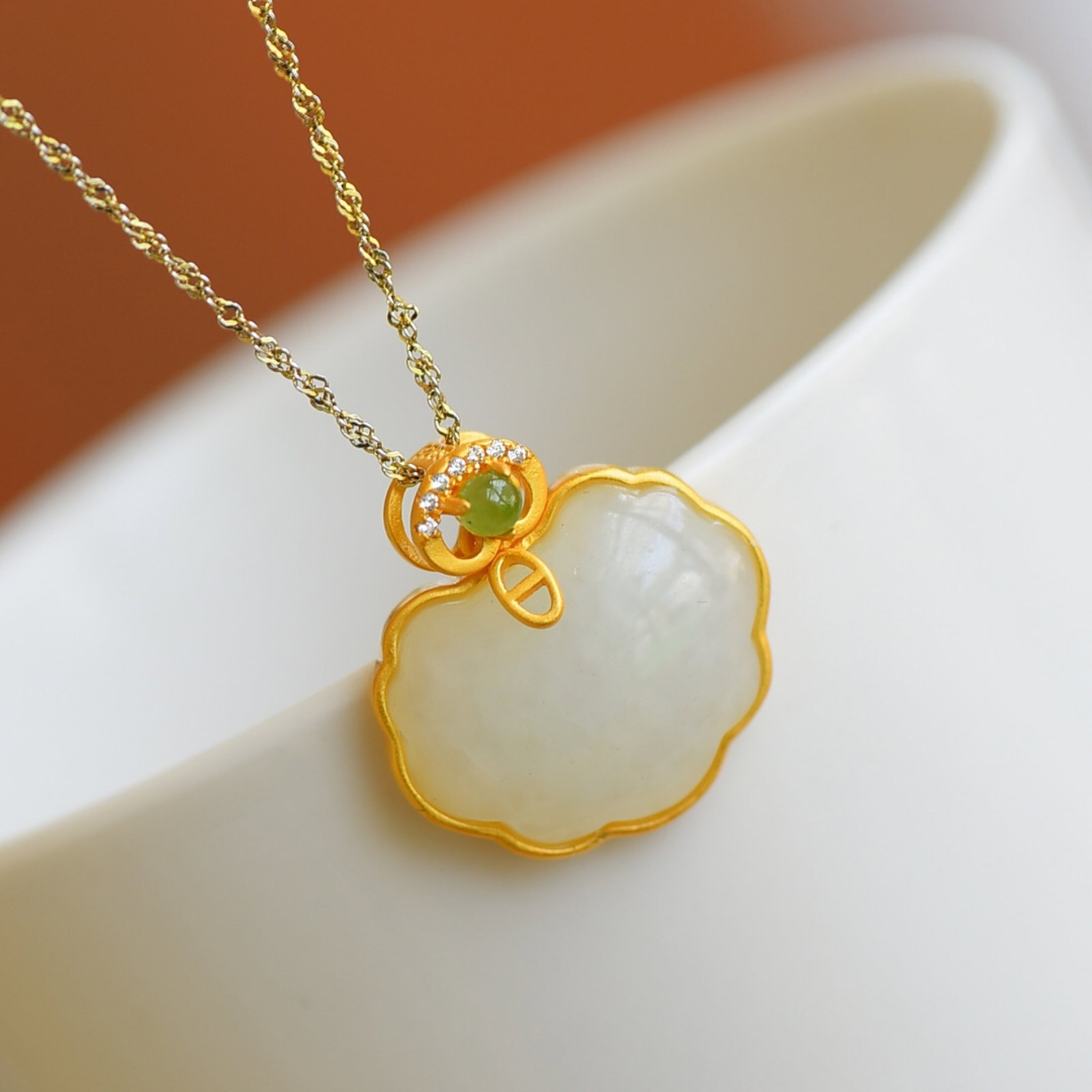 An Exquisite Sterling Silver-Gold Plated Inlaid White Jade Necklace: An Exquisite Sterling Silver-Gold Plated Inlaid White Jade Necklace , Size :0.6inx0.8in 纯银镀金镶白玉项链,尺寸:0.6inx0.8in