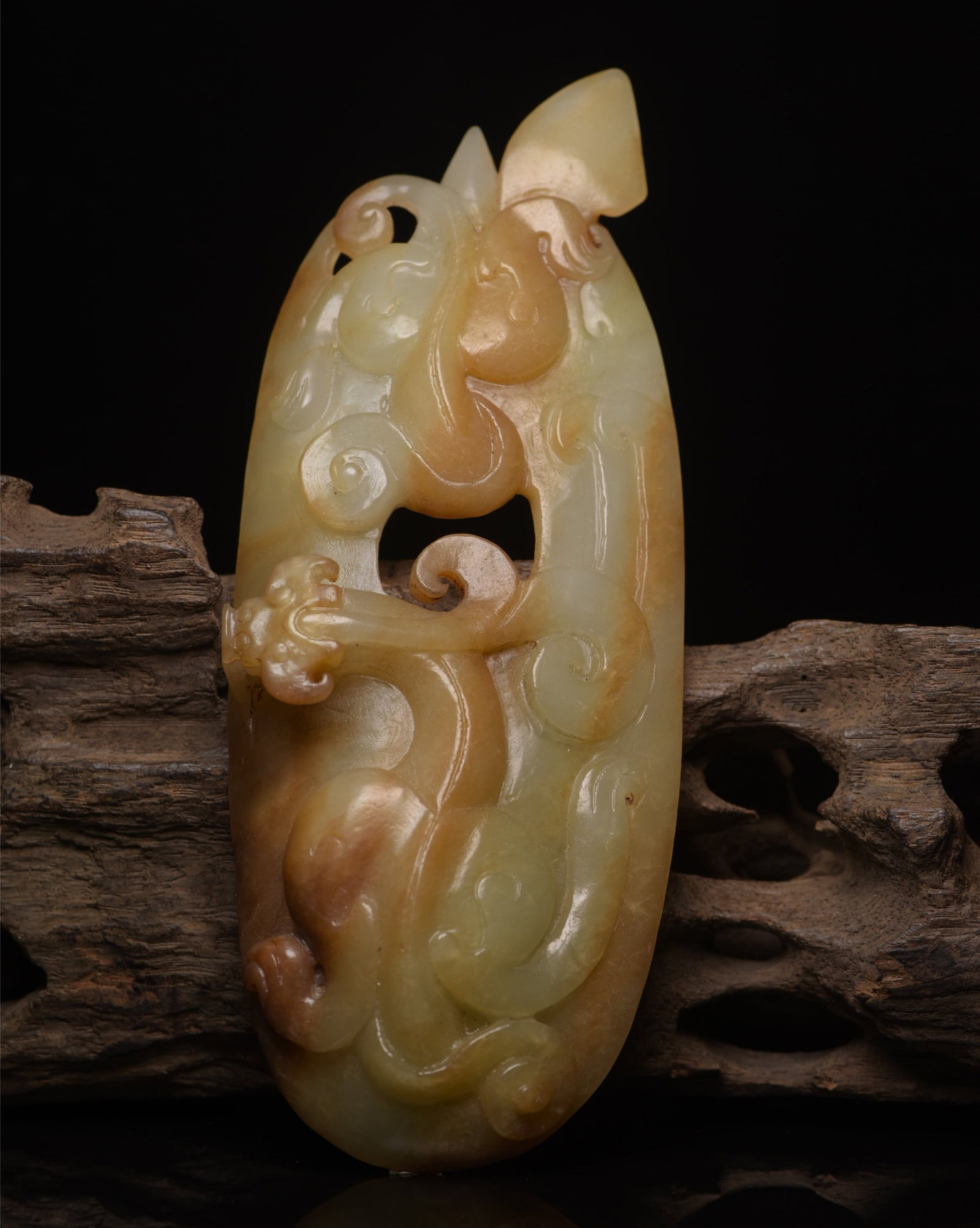 An Exquisite White Jade Chi-Dragon Pattern Pendant (1 of 9)