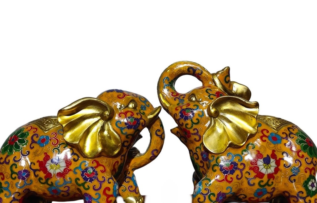 A Pair of Exquisite Gilt Bronze Cloisonne Lotus Pattern Elephant Ornaments: A Pair of Exquisite Gilt Bronze Cloisonne Lotus Pattern Elephant Ornaments,Qing Dynasty,China,Size:9.4inx9.8inx5.5in,Weight:6750g 一对铜鎏金景泰蓝ಶ