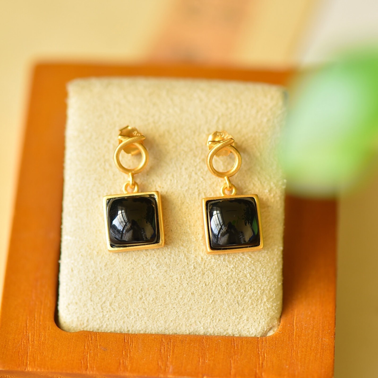 A Pair of Exquisite Sterling Silver-Gold Plated Inlaid Black Jade Earrings: A Pair of Exquisite Sterling Silver-Gold Plated Inlaid Black Jade Earrings,Size:0.4inx0.7in