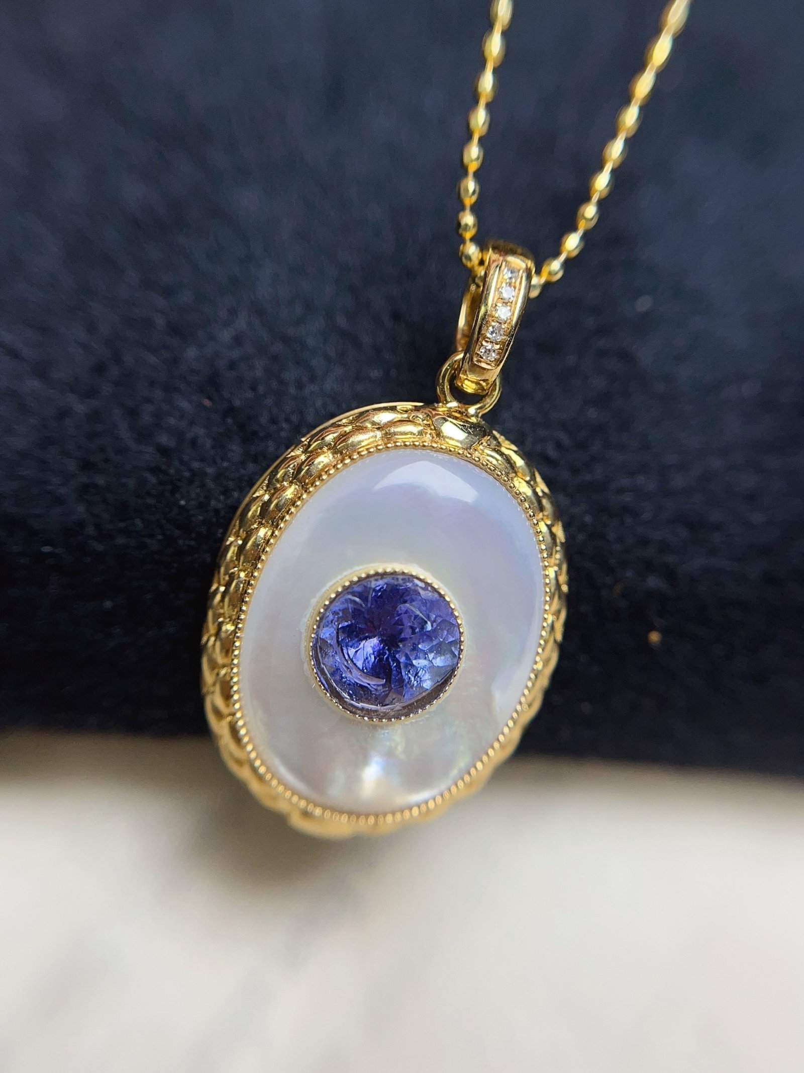 A Exquisite 18k Gold Inlaid 1.00ct Natural Sapphire Pendant,Inlaid Diamond: A Exquisite 18k Gold Inlaid 1.00ct Natural Sapphire Pendant,Inlaid Diamond,Total Weight:2.67g 18k金镶 1.00ct 天然蓝宝石吊坠,嵌钻௾