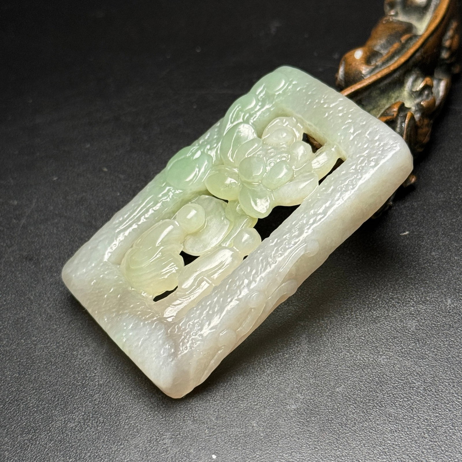 An Exquisite White Jade Figure Pattern Pendant - 3