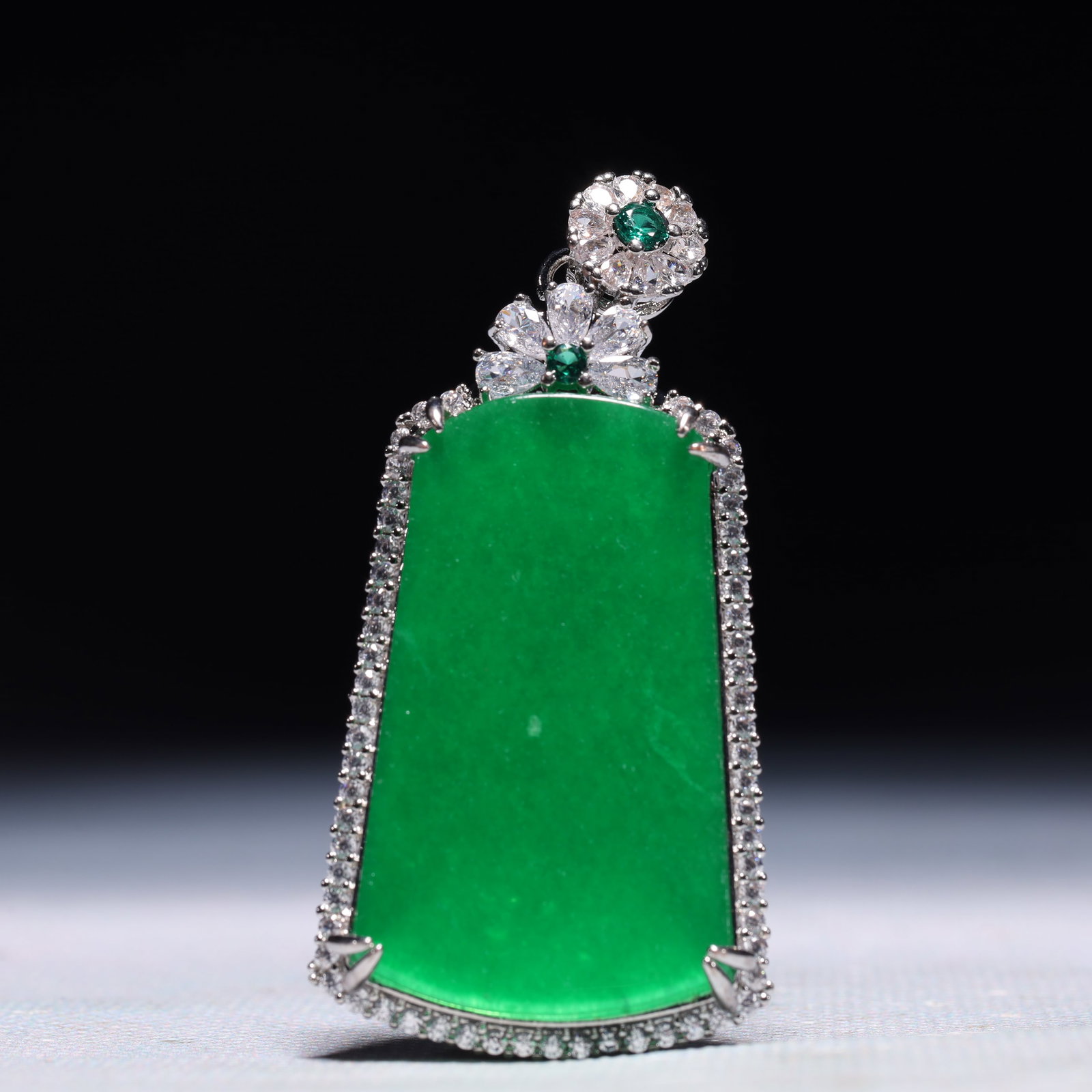 An Exquisite Pendant,Inlaid Gems: An Exquisite Pendant,Inlaid Gems,Size:1inx0.3inx2.4in,Weight:21.1g 一个精美的吊坠,镶宝石
