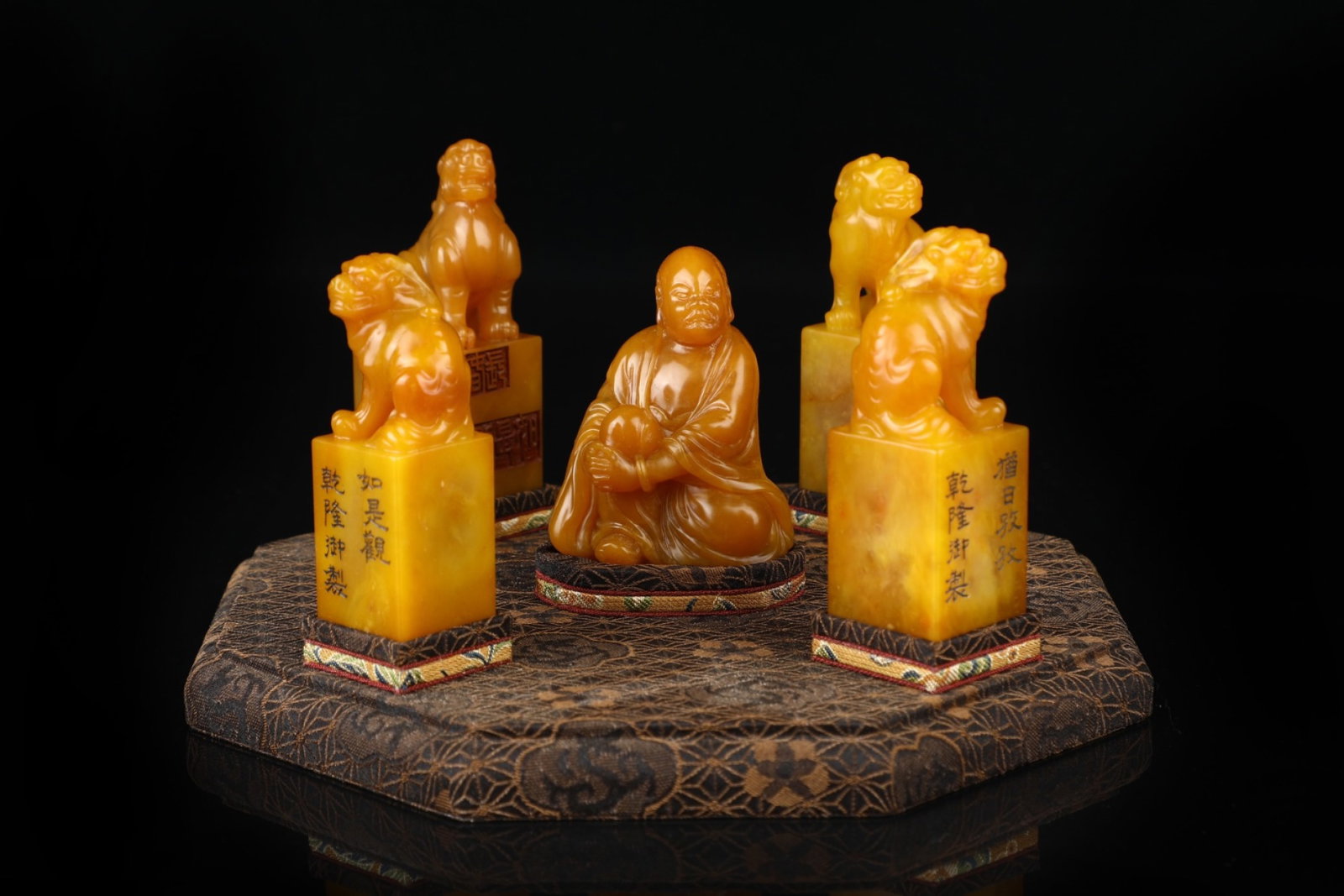 A Set of Fine Tianhuang Stone Figure and Dragon Seals: A Set of Fine Tianhuang Stone Figure and Dragon Seals,Qing Dynasty,China,Qianlong Four-Character Mark,Size:3.1inx1.2in,Weight:572g