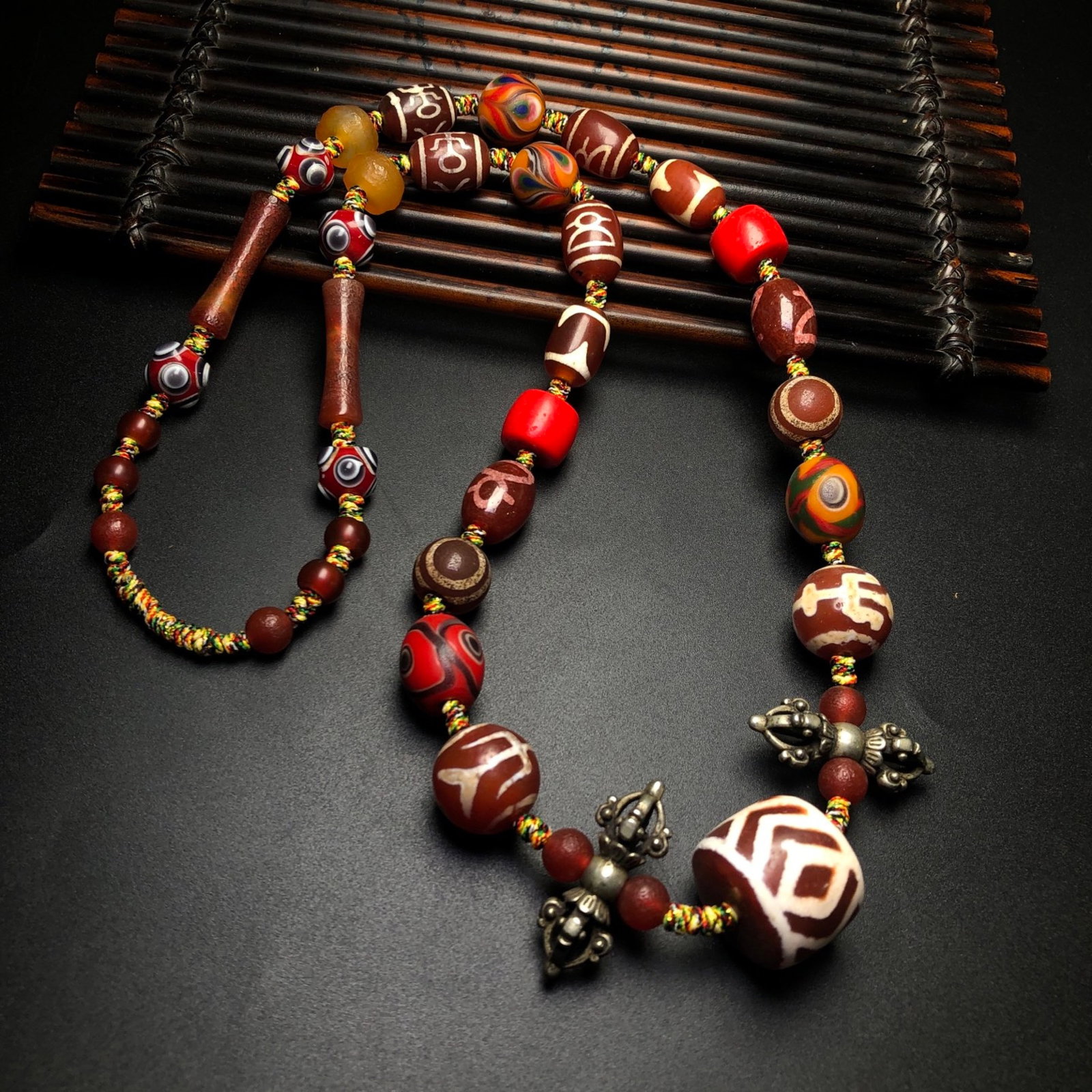A Precious Dzi Bead Necklace: A Precious Dzi Bead Necklace,Size:1.1inx0.3in 天珠项链