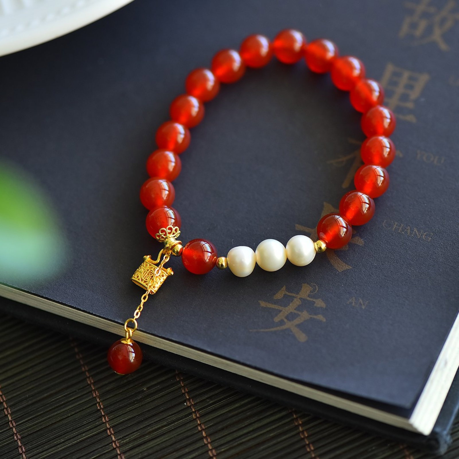 An Exquisite Sterling Silver-Gold Plated Inlaid Agate Bracelets: An Exquisite Sterling Silver-Gold Plated Inlaid Agate Bracelets,Size:0.3inx0.3in 纯银镀金镶玛瑙手串