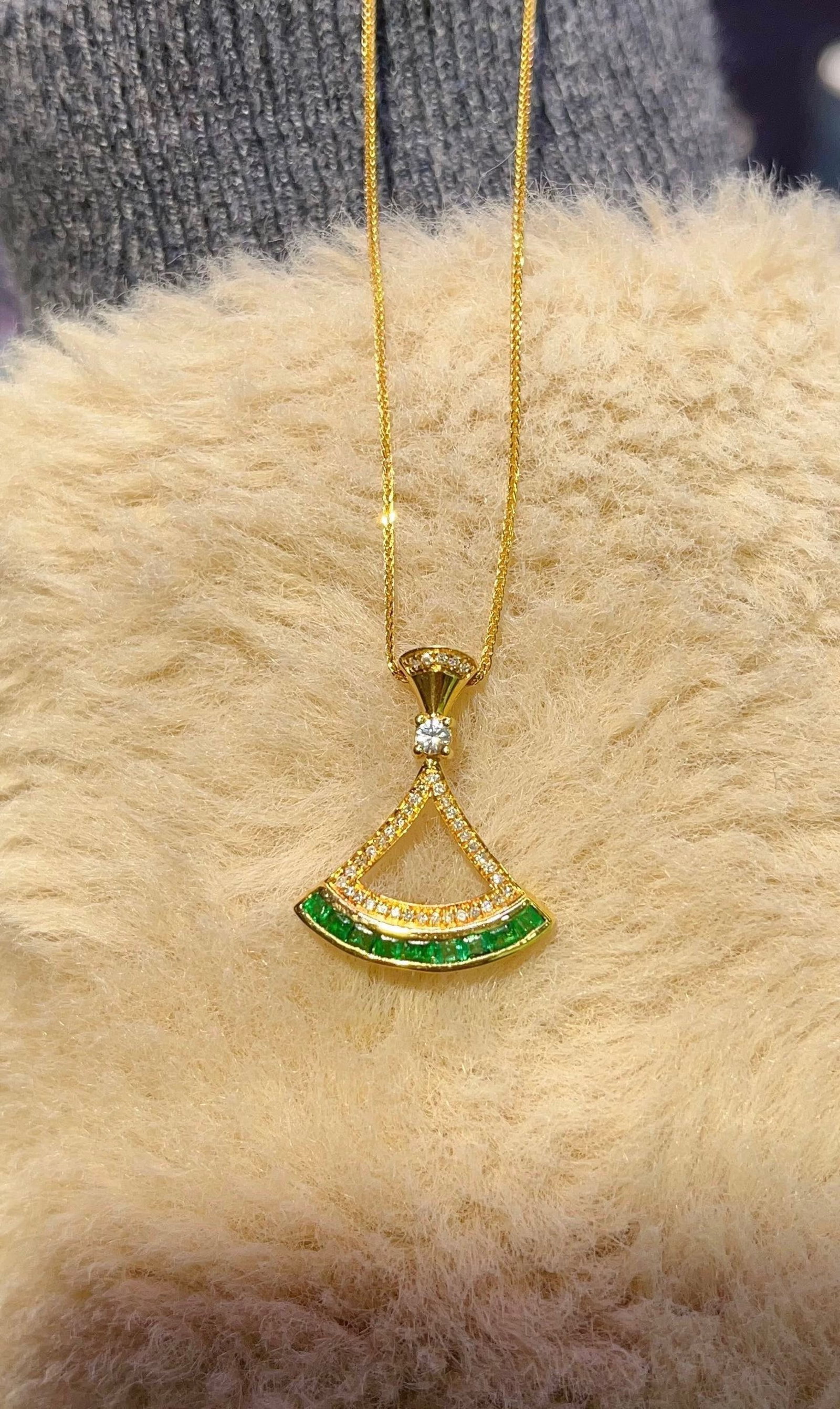A Exquisite 18k Gold Inlaid 0.80ct Natural Vivid Green Pendant,Inlaid Diamond: A Exquisite 18k Gold Inlaid 0.80ct Natural Vivid Green Pendant,Inlaid Diamond,Total Weight:2.34g 18k金镶 0.80ct 天然祖母绿吊坠,嵌钻