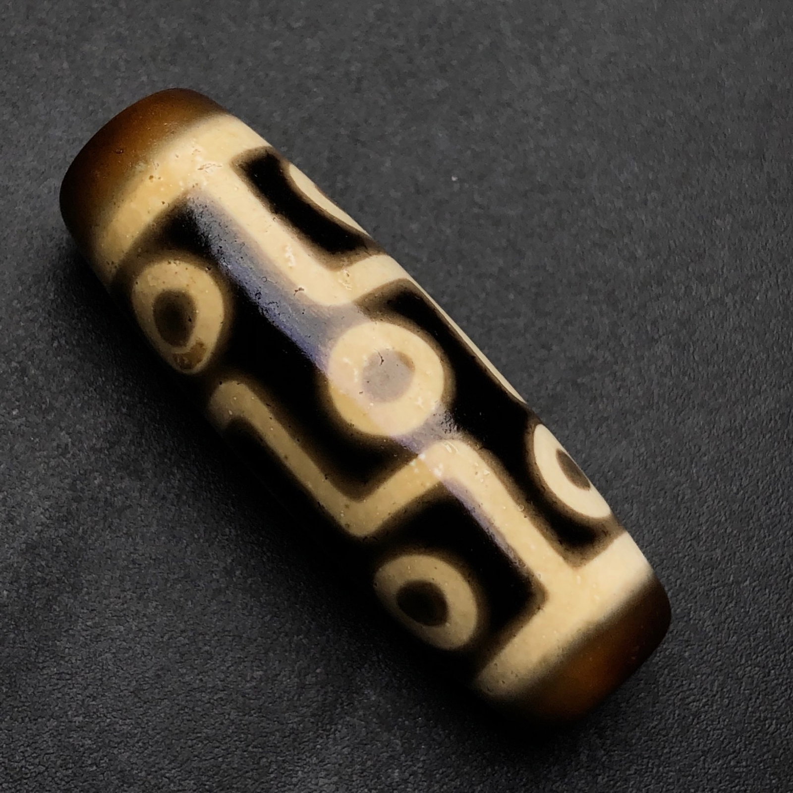 An Exquisite Dzi Bead Pendant: An Exquisite Dzi Bead Pendant,Size:1.5inx0.5in,Weight:10.7g 天珠挂件