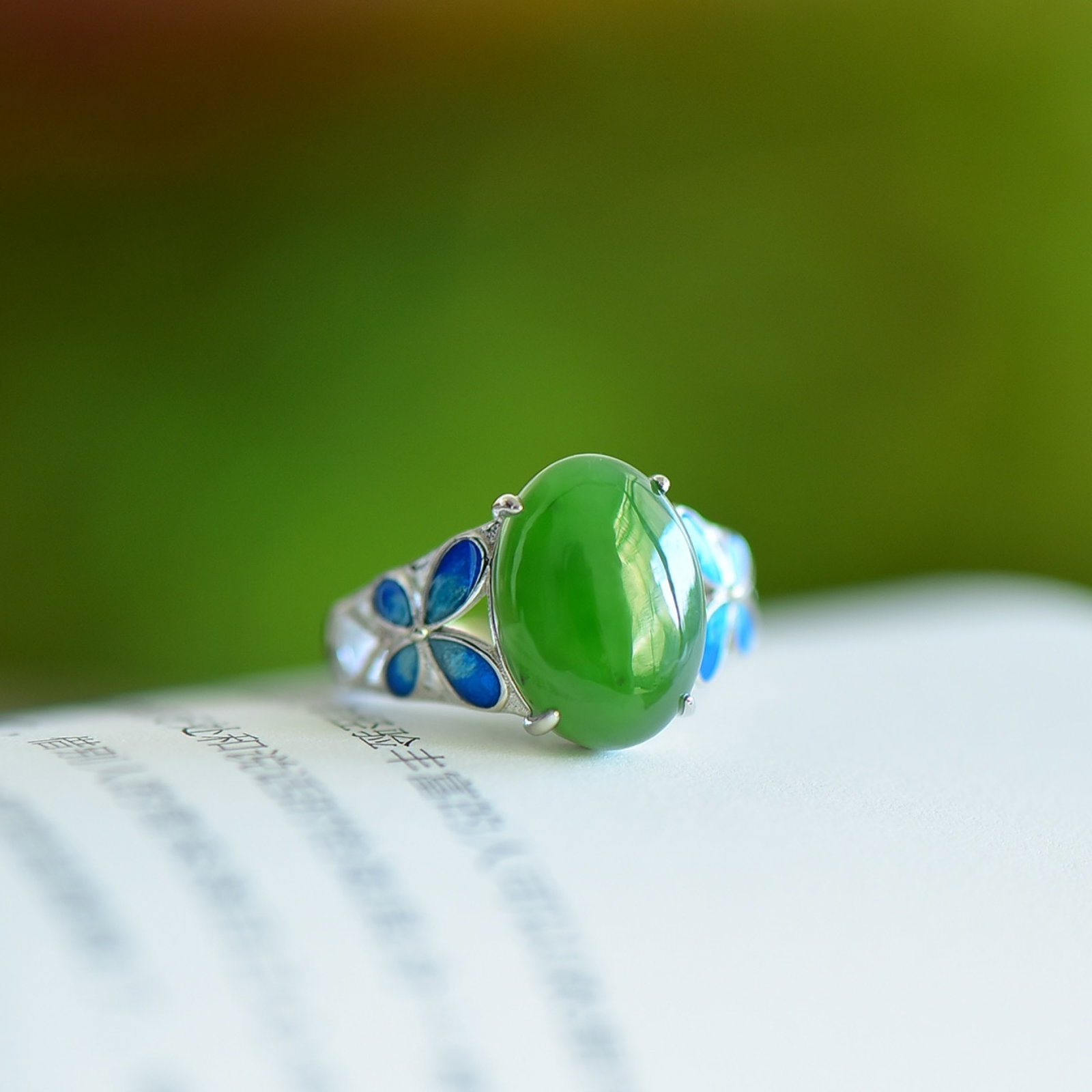 An Exquisite Sterling Silver Inlaid Jasper Enamel Ring: An Exquisite Sterling Silver Inlaid Jasper Enamel Ring,Size:0.4inx0.6in 纯银镶碧玉珐琅戒指