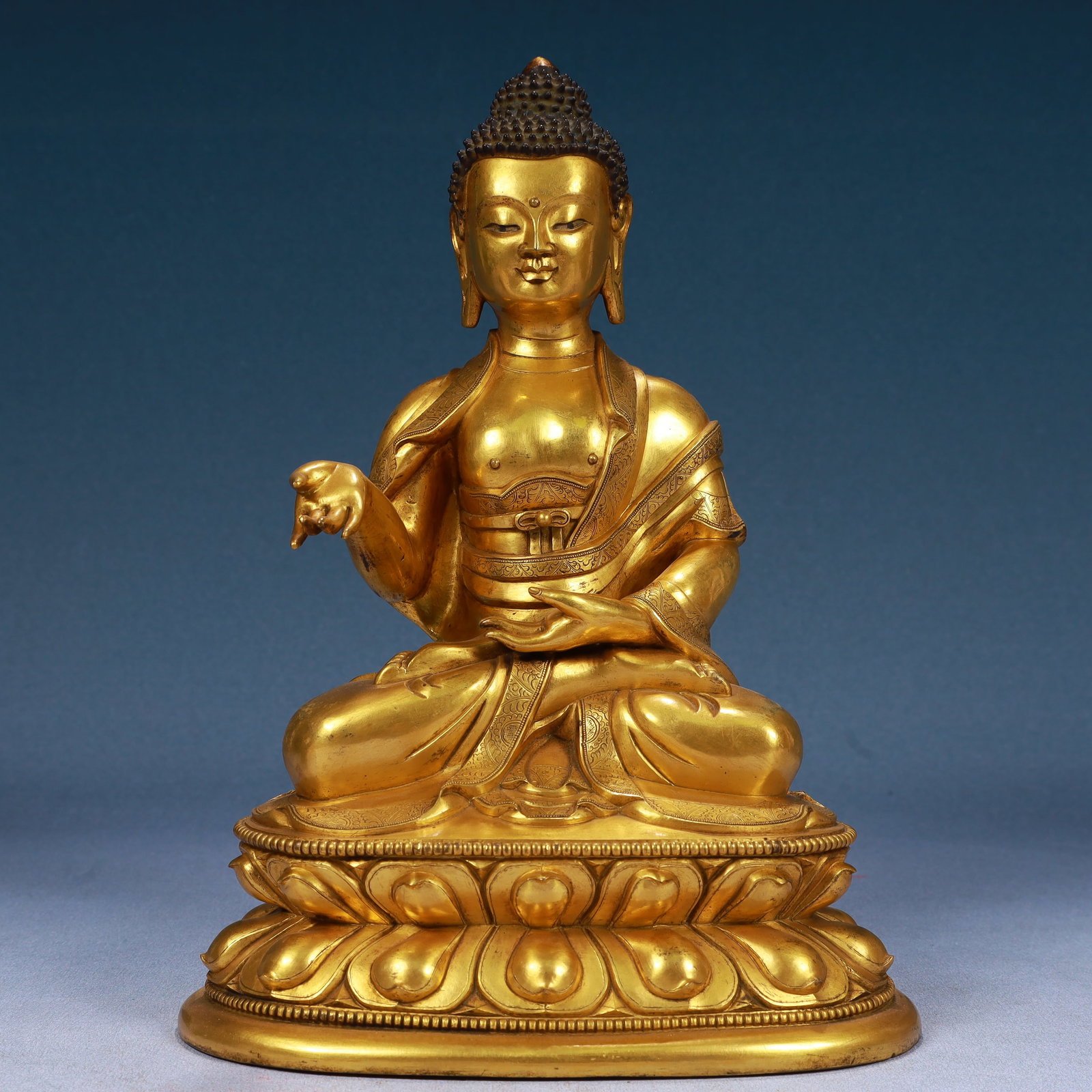 A Solemn Gilt Bronze Statue of Sakyamuni: A Solemn Gilt Bronze Statue of Sakyamuni,Qing Dynasty, China,Size:8.3inx6.3inx14.2in,Weight:4800g 铜鎏金释迦摩尼像,中国清代