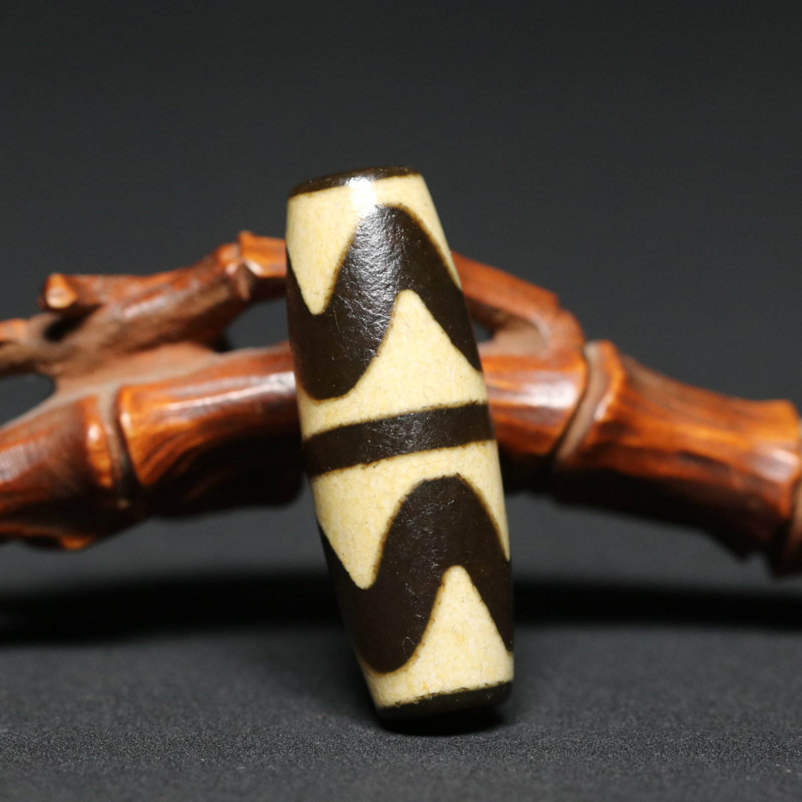 An Exquisite Dzi Bead Pendant: An Exquisite Dzi Bead Pendant,Qing Dynasty,China,Size:1.5inx0.5in,Weight:10.7g 天珠挂件,中国清代