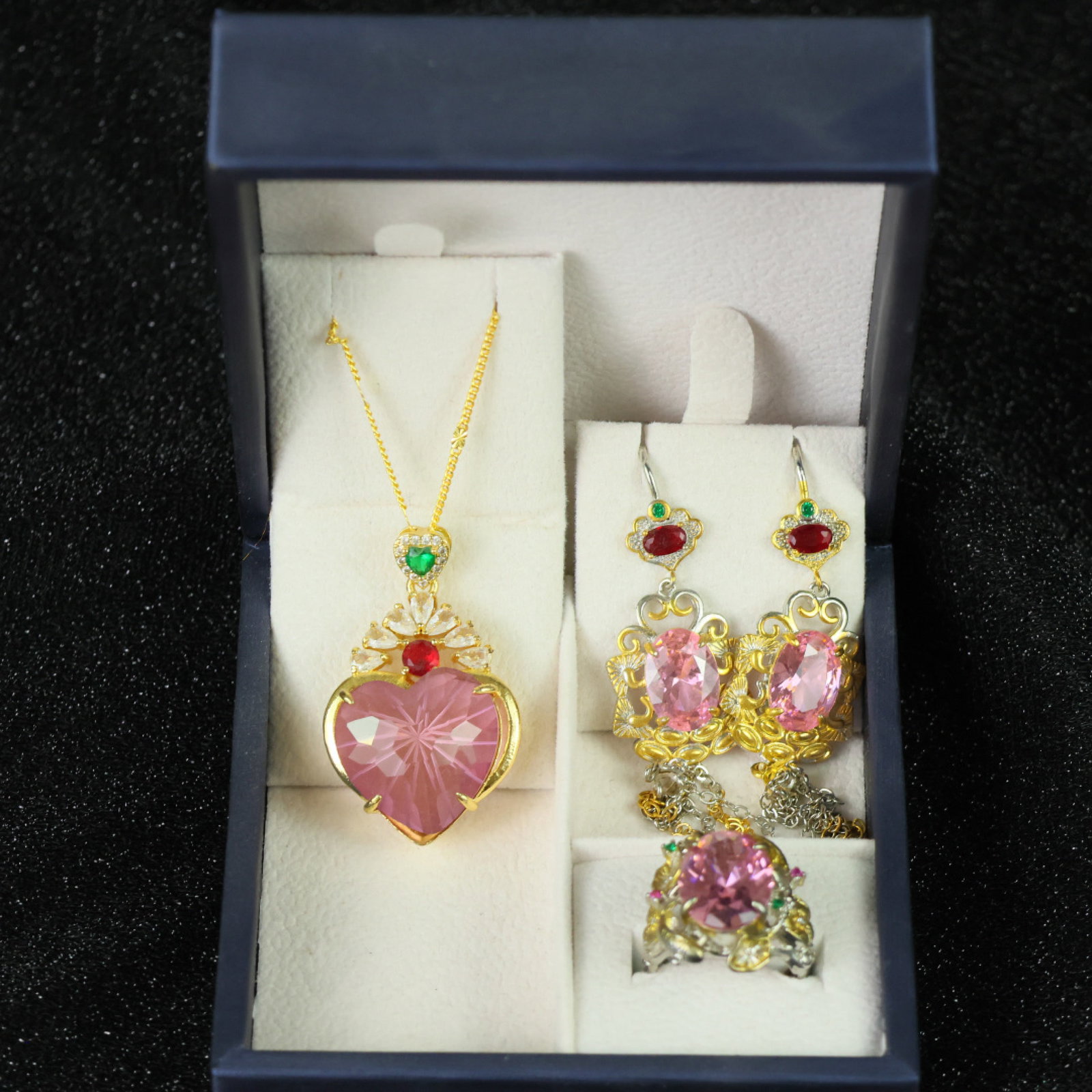A Set of Fine Jewelry: A Set of Fine Jewelry 一套精美的首饰