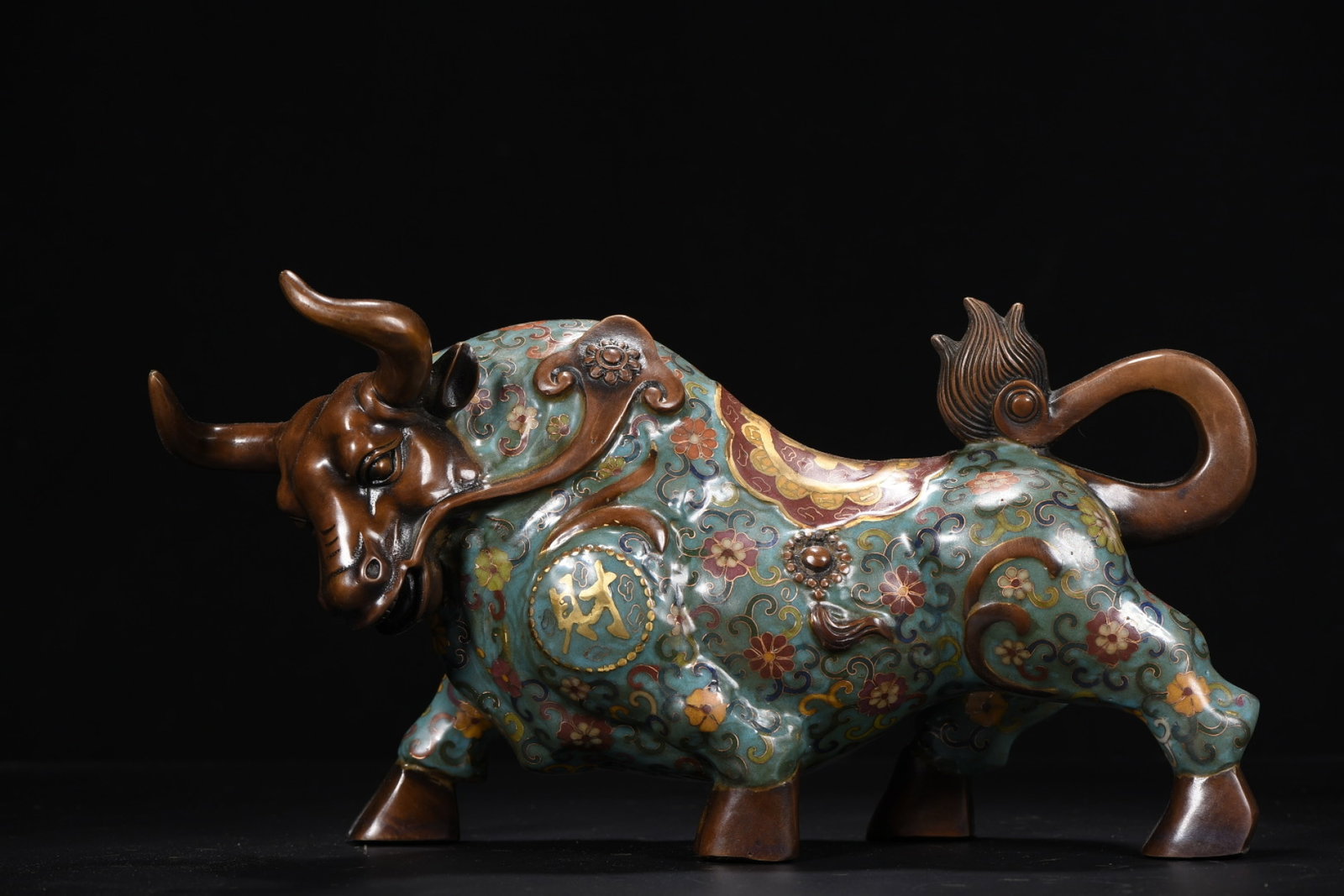 An Exquisite Cloisonne Lotus Pattern Buffalo Ornament: An Exquisite Cloisonne Lotus Pattern Buffalo Ornament,Qing Dynasty,China,Size:7.5inx15.7inx5.1in,Weight:5575g 景泰蓝缠枝莲纹牛摆件,中&