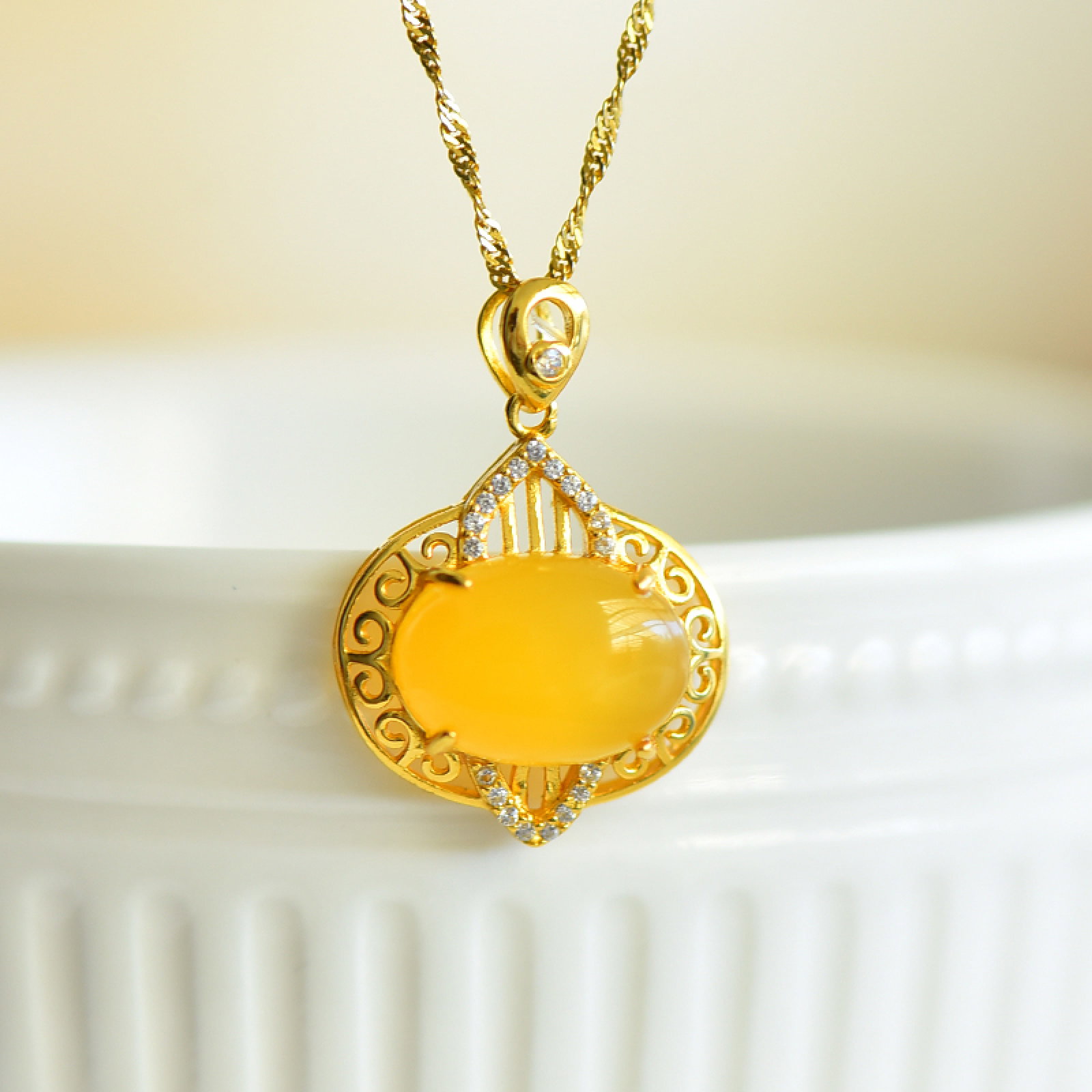 An Exquisite Sterling Silver-Gold Plated Inlaid Amber Necklace,Inlaid Diamond: An Exquisite Sterling Silver-Gold Plated Inlaid Amber Necklace,Inlaid Diamond,Size:0.4inx0.6in 纯银镀金镶琥珀项链,嵌钻石
