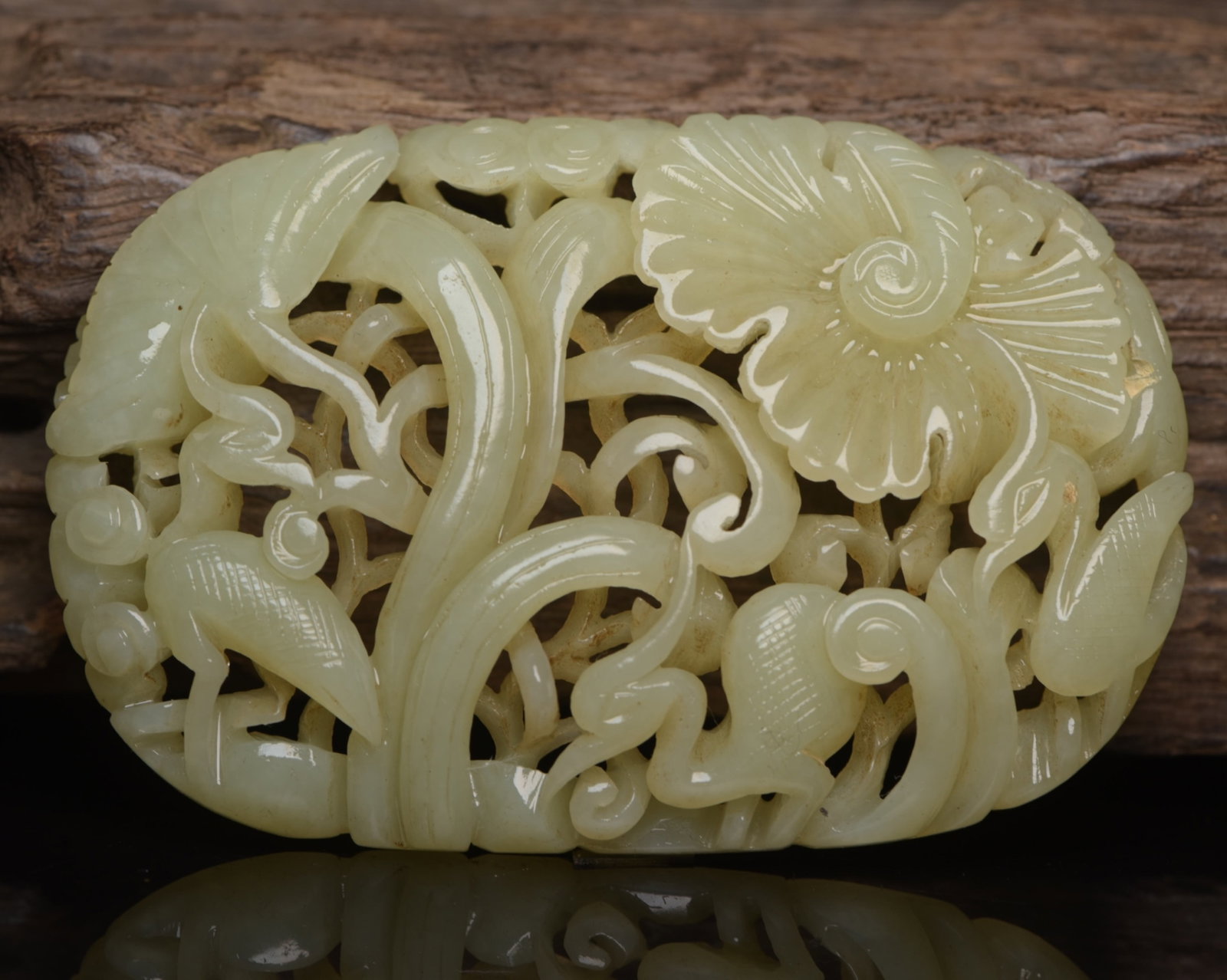 An Exquisite White Jade Crane Pattern Pendant: An Exquisite White Jade Crane Pattern Pendant,Qing Dynasty,China,Size:3.6inx2.4inx0.5in,Weight:80g 白玉鹤纹牌,中国清代
