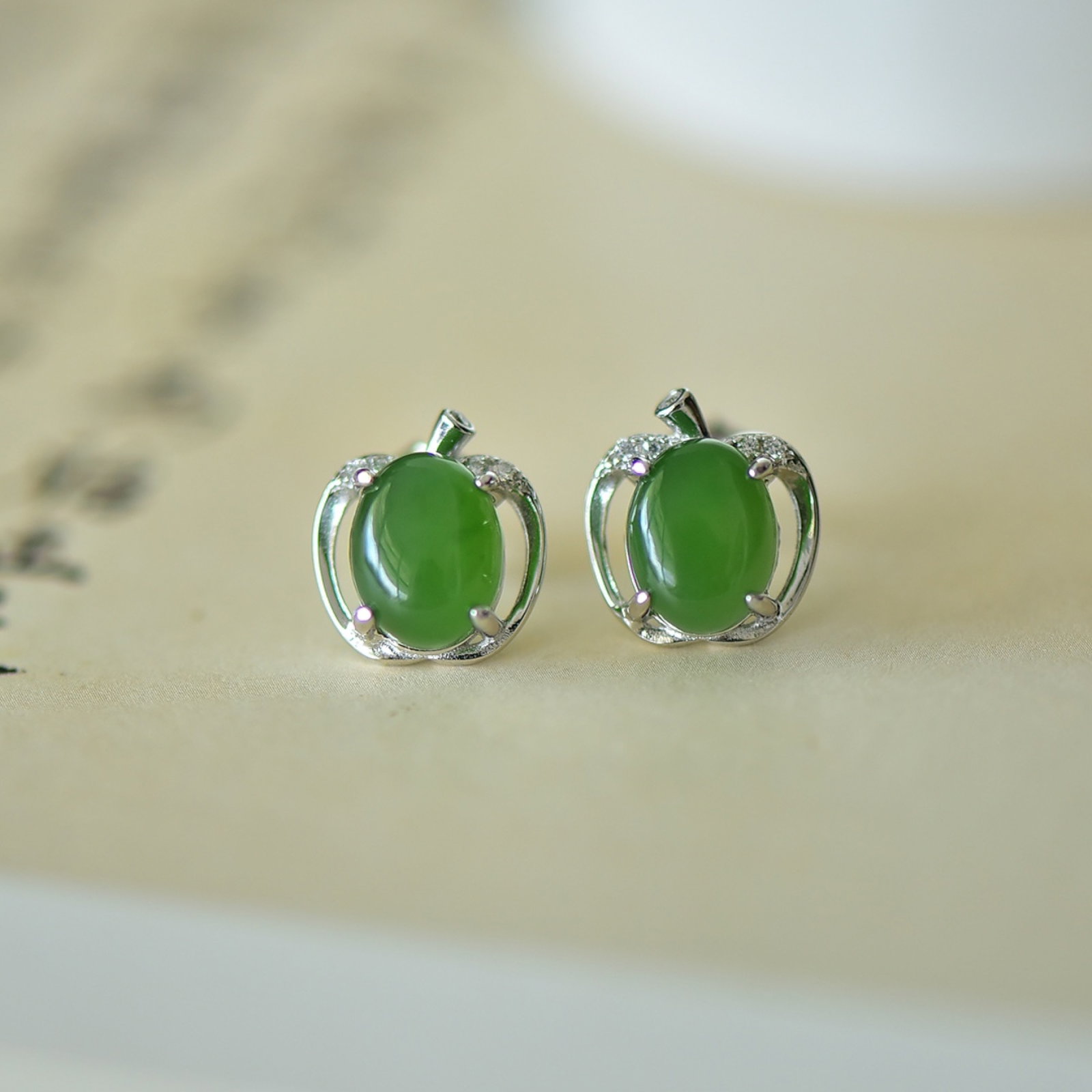 A Pair of Exquisite Sterling Silver Inlaid Jasper Earrings,Inlaid Diamond: A Pair of Exquisite Sterling Silver Inlaid Jasper Earrings,Inlaid Diamond,Size:0.3inx0.4in 一对纯银镶碧玉耳环,嵌钻石