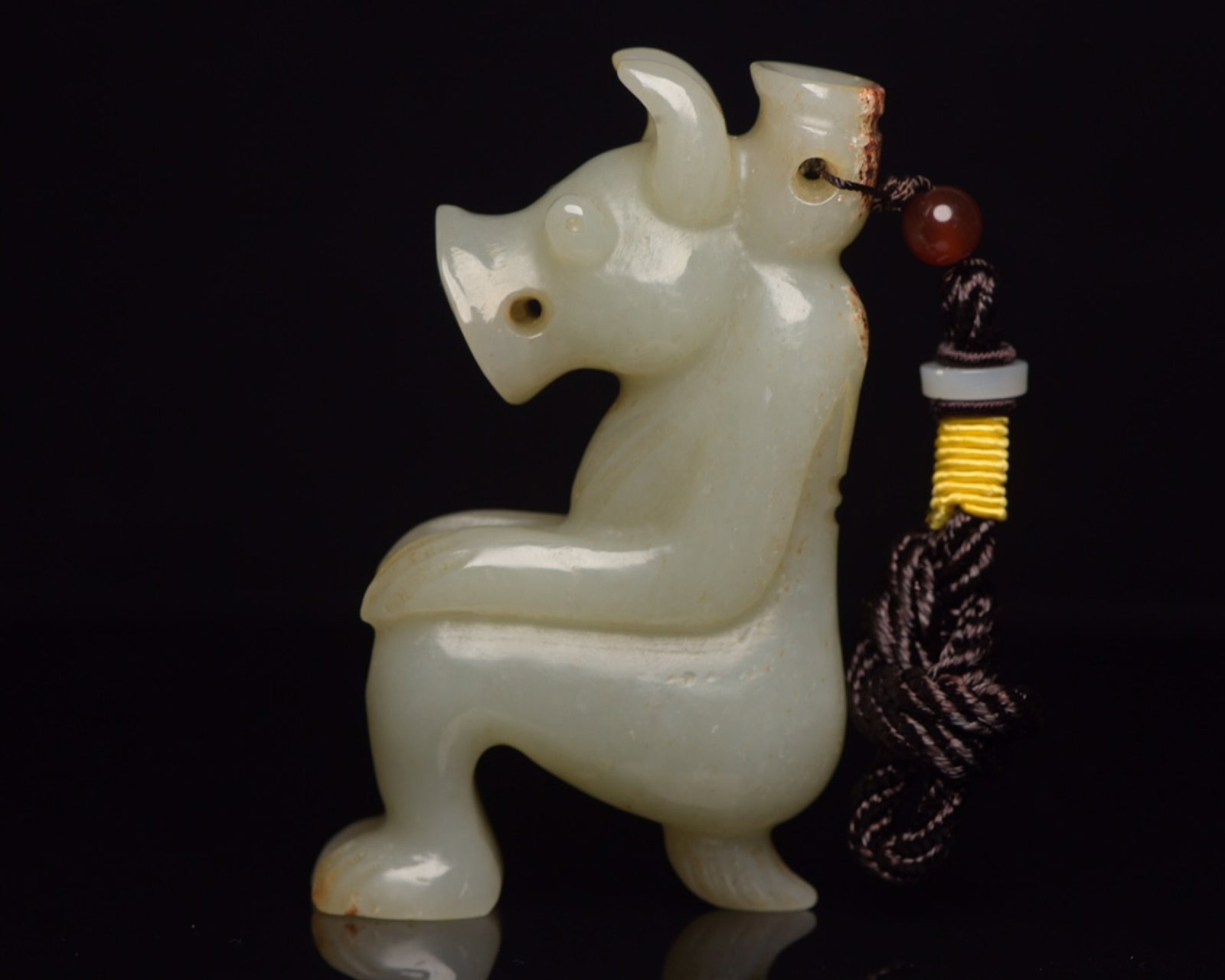 An Exquisite White Jade Beast Ornament: An Exquisite White Jade Beast Ornament,Qing Dynasty,China,Size:3.4inx2.1inx0.9in,Weight:151g 白玉兽摆件,中国清代