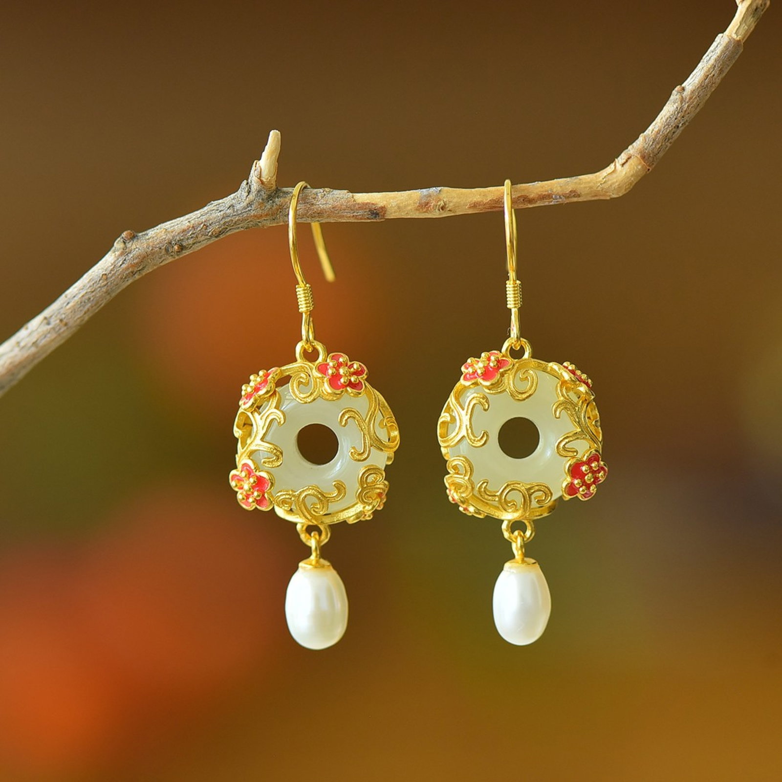 A Pair of Exquisite Sterling Silver-Gold Plated Inlaid White Jade Earrings,Inlaid Pearl: A Pair of Exquisite Sterling Silver-Gold Plated Inlaid White Jade Earrings,Inlaid Pearl