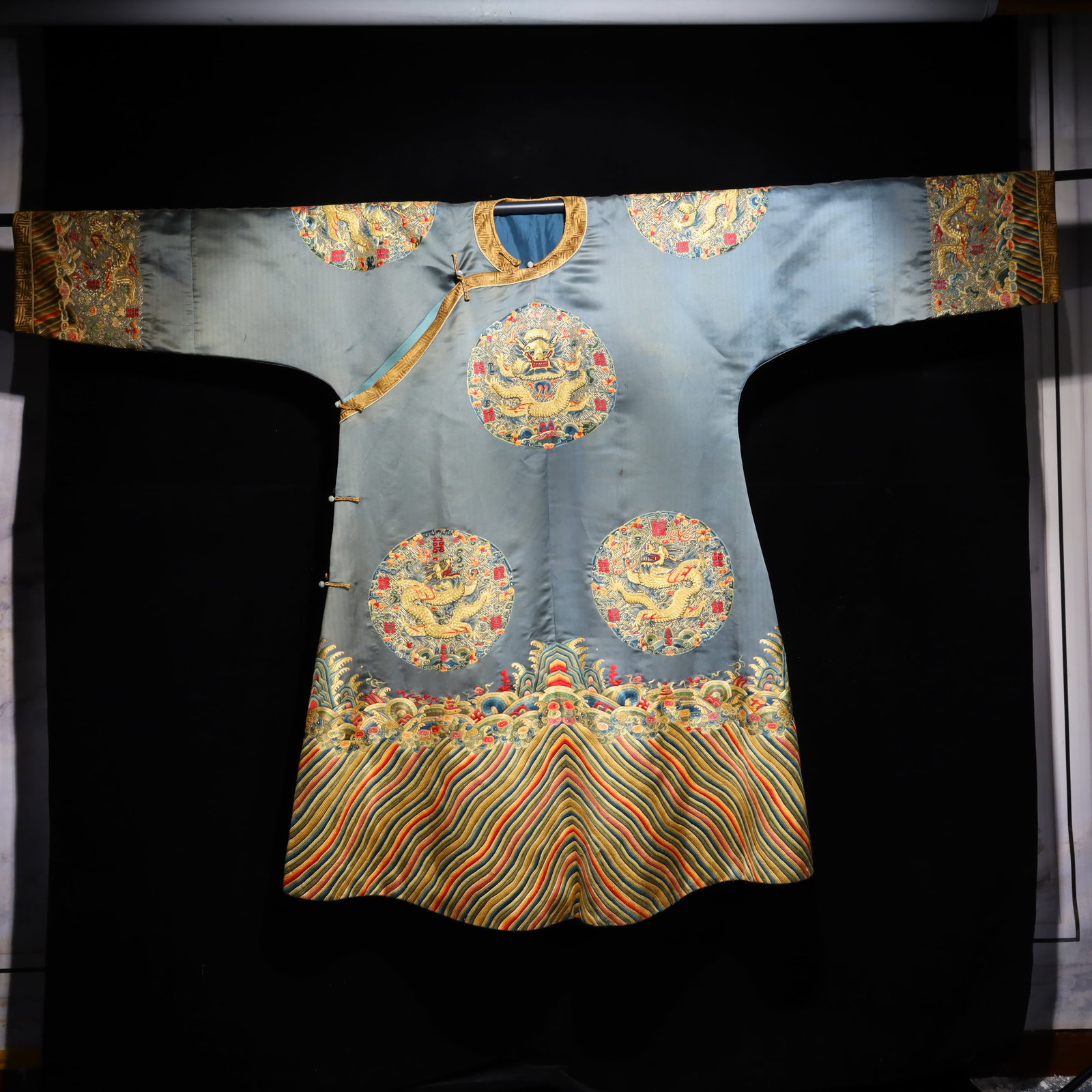 A Rare Brocade Embroidery Imperial Robe: A Rare Brocade Embroidery Imperial Robe,Qing Dynasty,China,Size:78.3inx53.9in 一个珍贵的织锦刺绣龙袍,中国清代