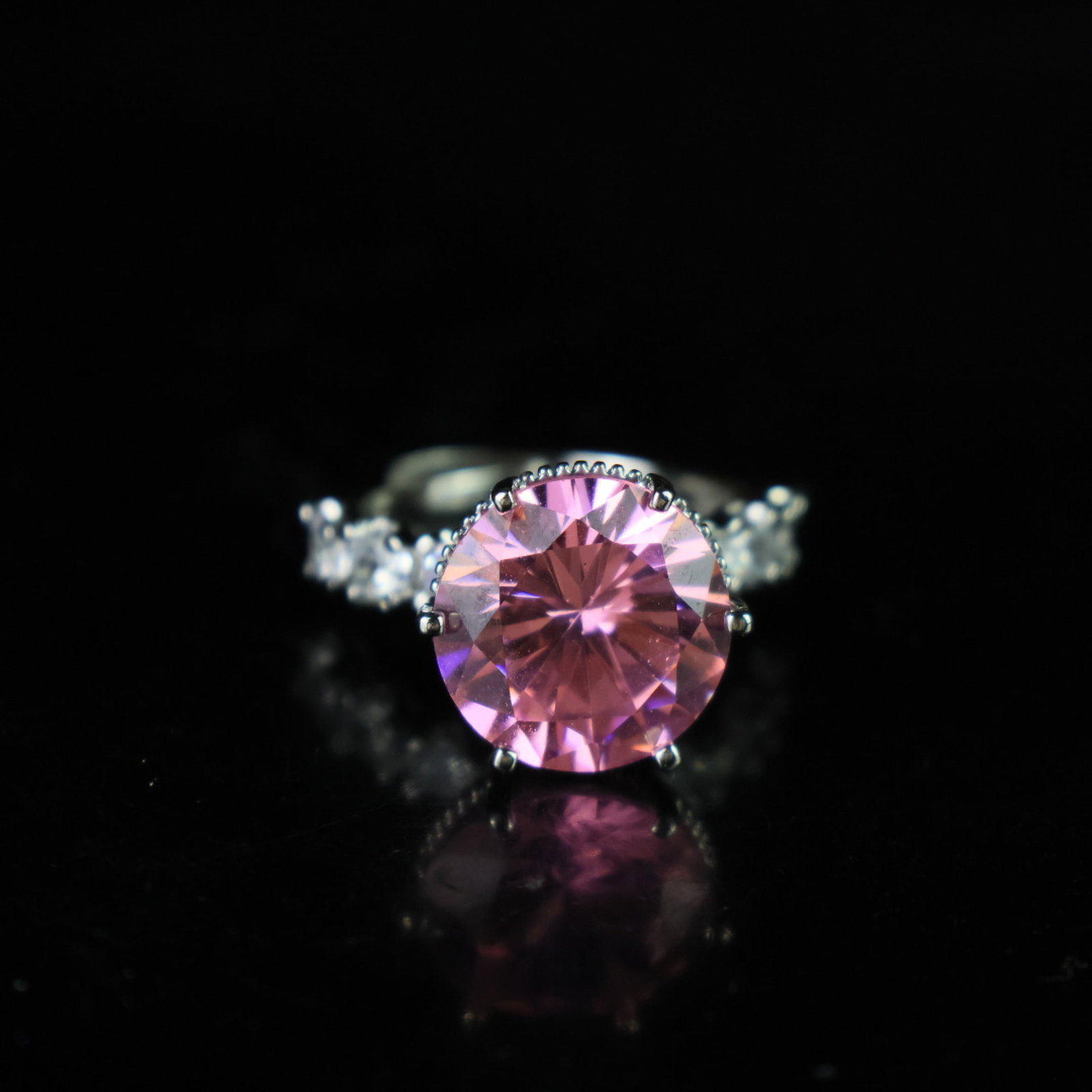 An Exquisite Ring: An Exquisite Ring,Size:0.6inx0.5in 一个精美的戒指